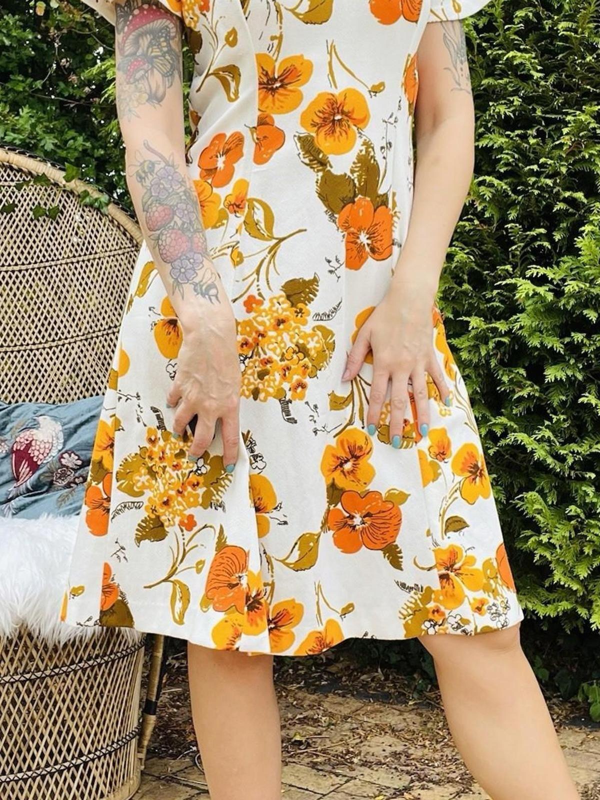 Vintage 1960s Floral Dress Short Sleeve Bold Flower Print Knee Length Dress 12