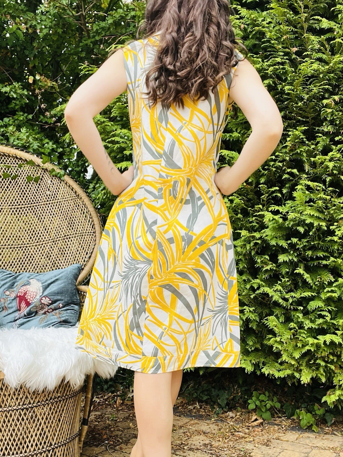 Vintage 1960s Shirt Dress, Bold Leave Print Sleeveless Dress Size 14
