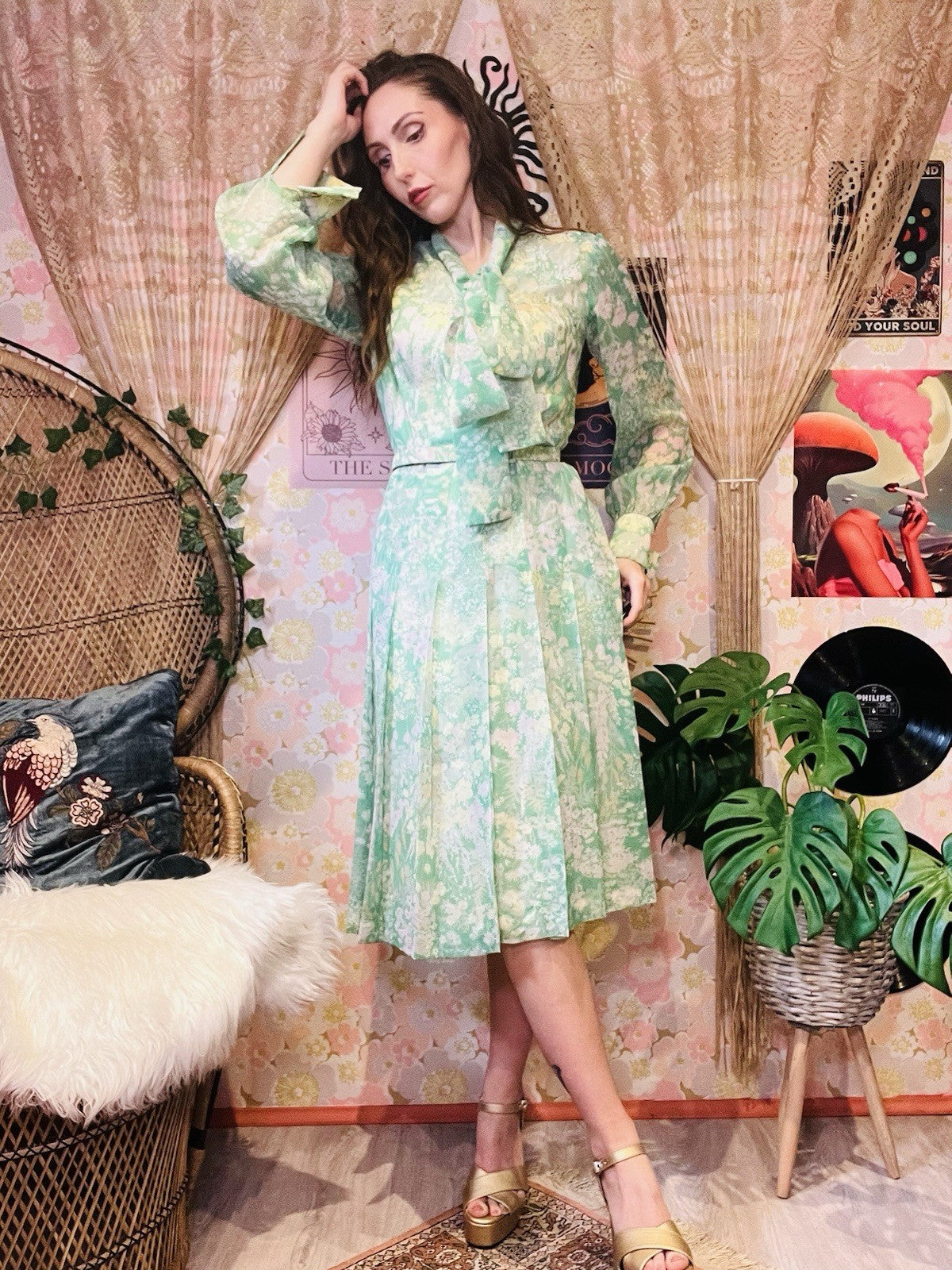 Vintage 1960s Shirt Dress Pleated Long Sleeve With Pussy Bow And Belt Green 12