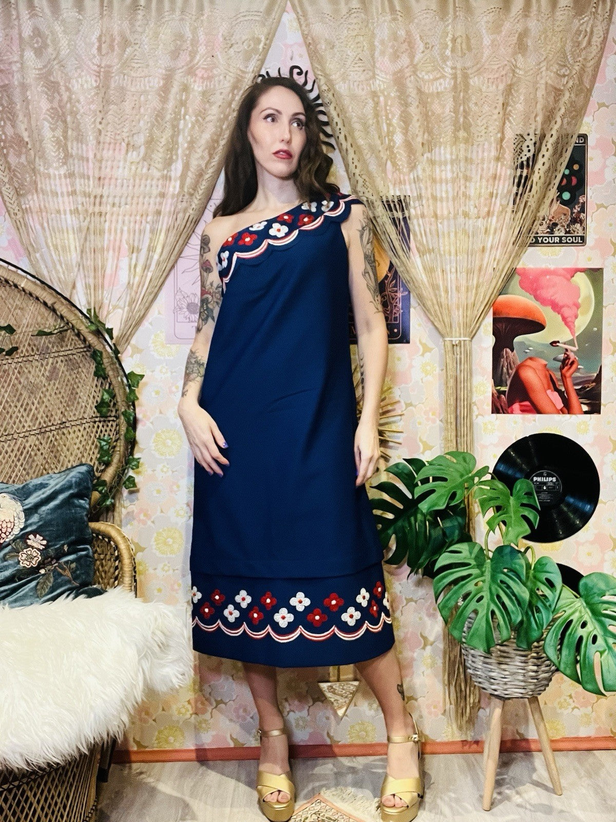 Vintage 1960s Shift Dress One Shoulder Retro Flower Scalllop Trim Blue Size 16