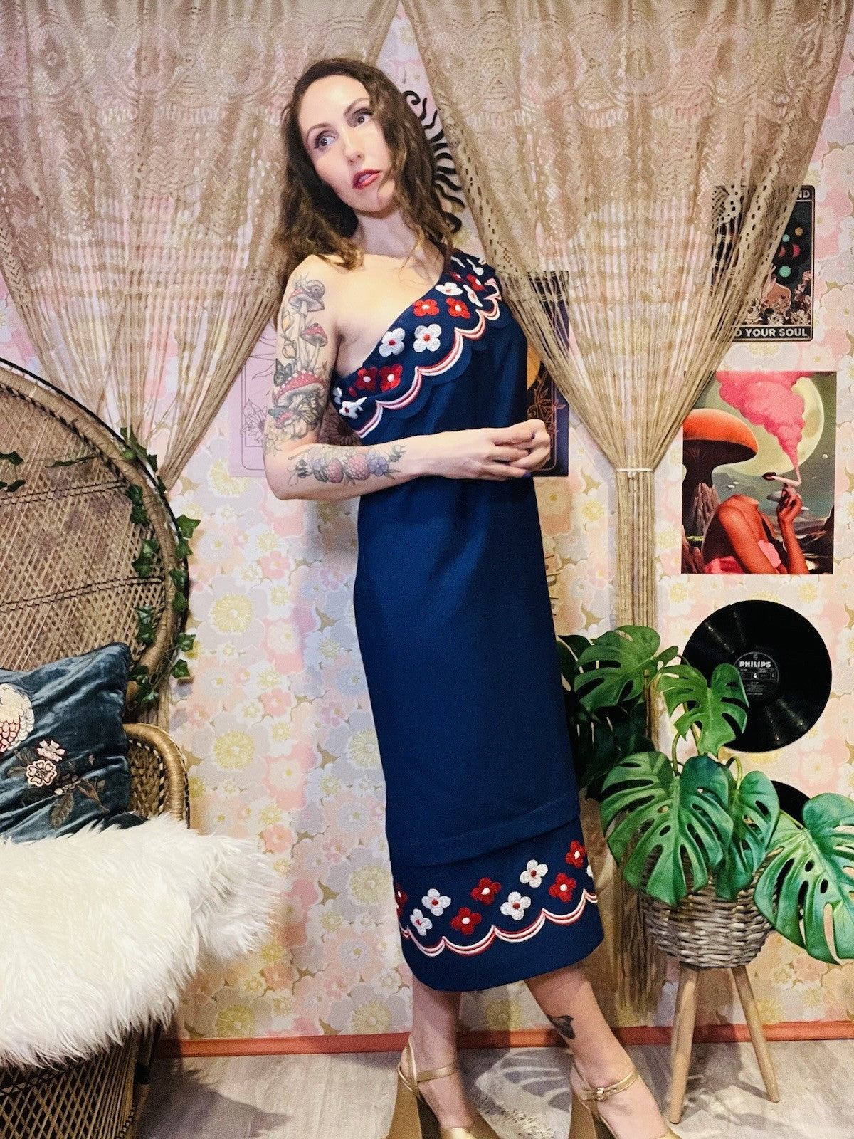 Vintage 1960s Shift Dress One Shoulder Retro Flower Scalllop Trim Blue Size 16