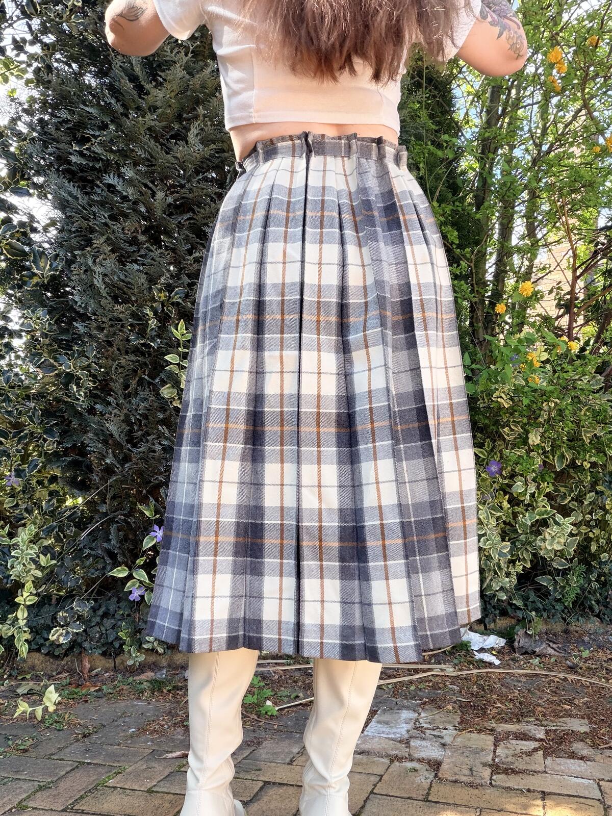 Vintage 1970s Tartan Skirt Midi Wool Buttoned Plaid with Belt Size 12 to 16