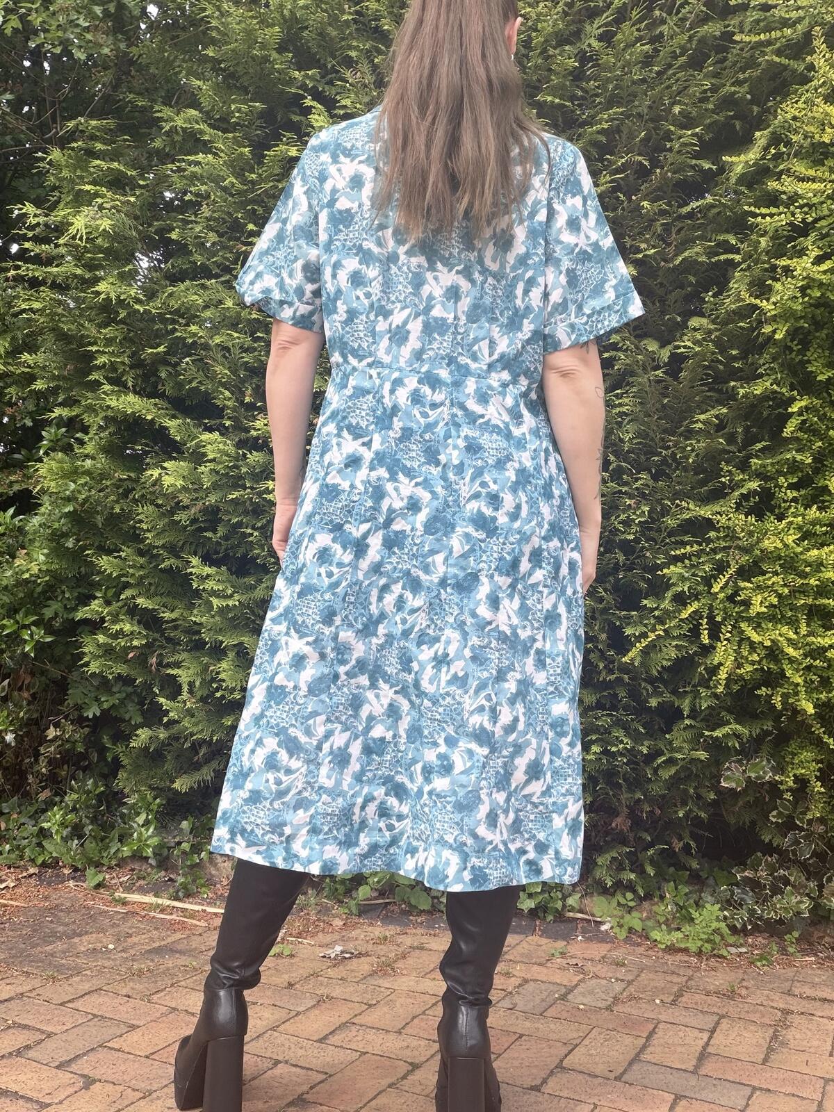 Vintage 1980s shirt Dress Blue and White Patterned Midi with Buttons Size 18