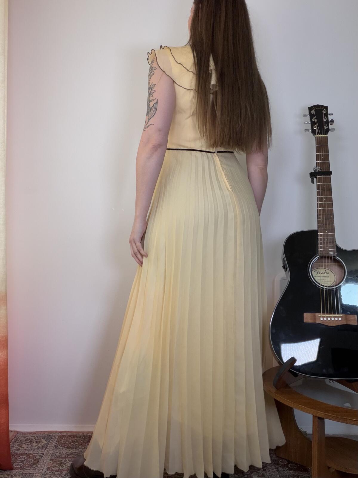Vintage 1970s Maxi Dress Pleated Long with Ruffle Neckline and Waist Tie Size 10