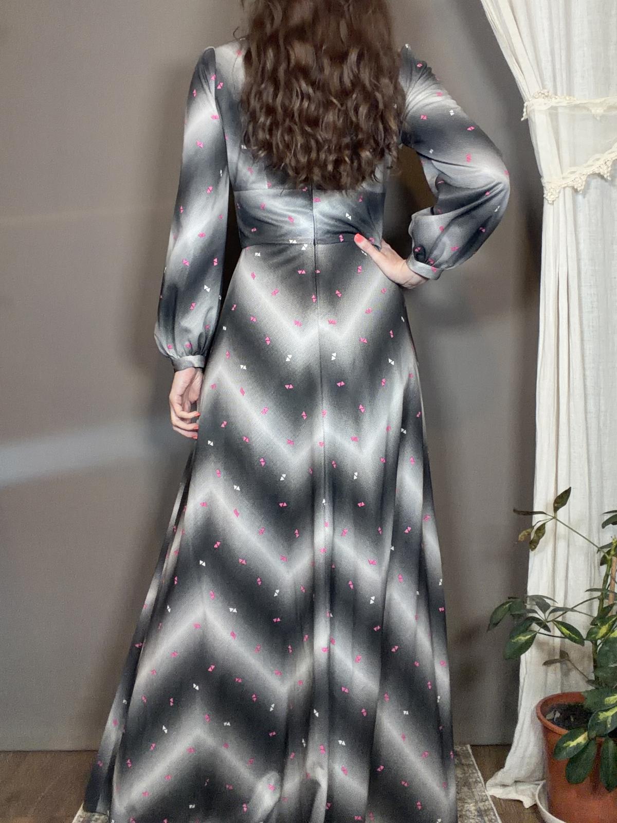 Vintage 1970s Maxi Dress Long Sleeve With Gradient ZigZag Pattern Size 10