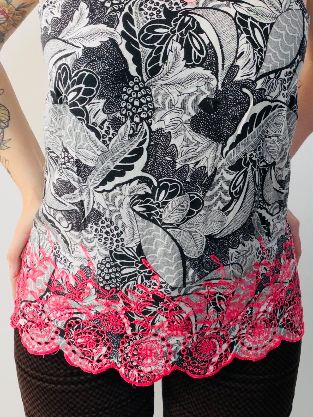 Floral Print Cami Top Y2K Style with Pink Lace Hem Crisscross Straps Size 10