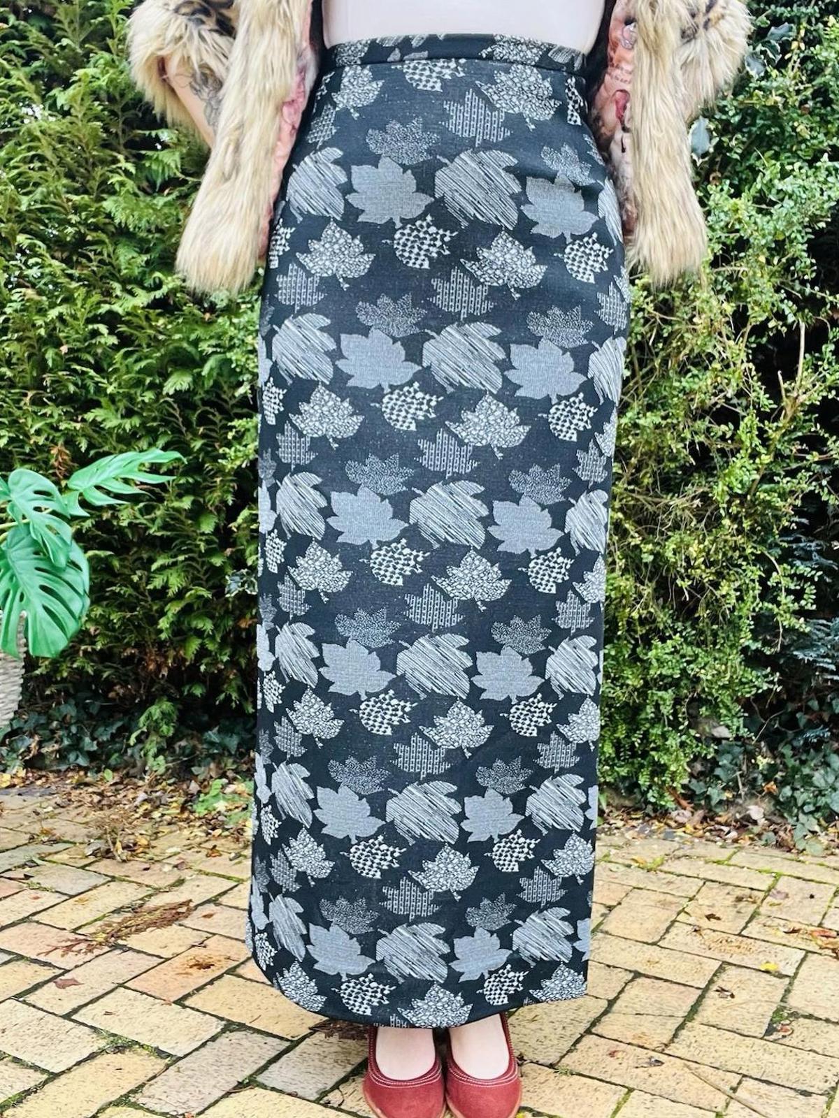 Vintage 1970s Long Skirt Autumn Leaf Print Silver Black Maxi Length Size 8