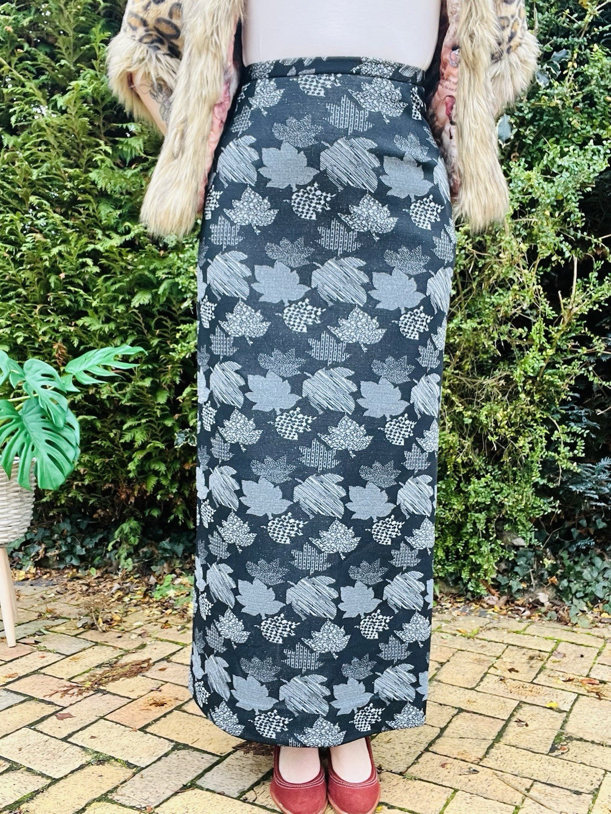 Vintage 70s Long Skirt Autumn Leaf Print Silver Black Maxi Length Size 8