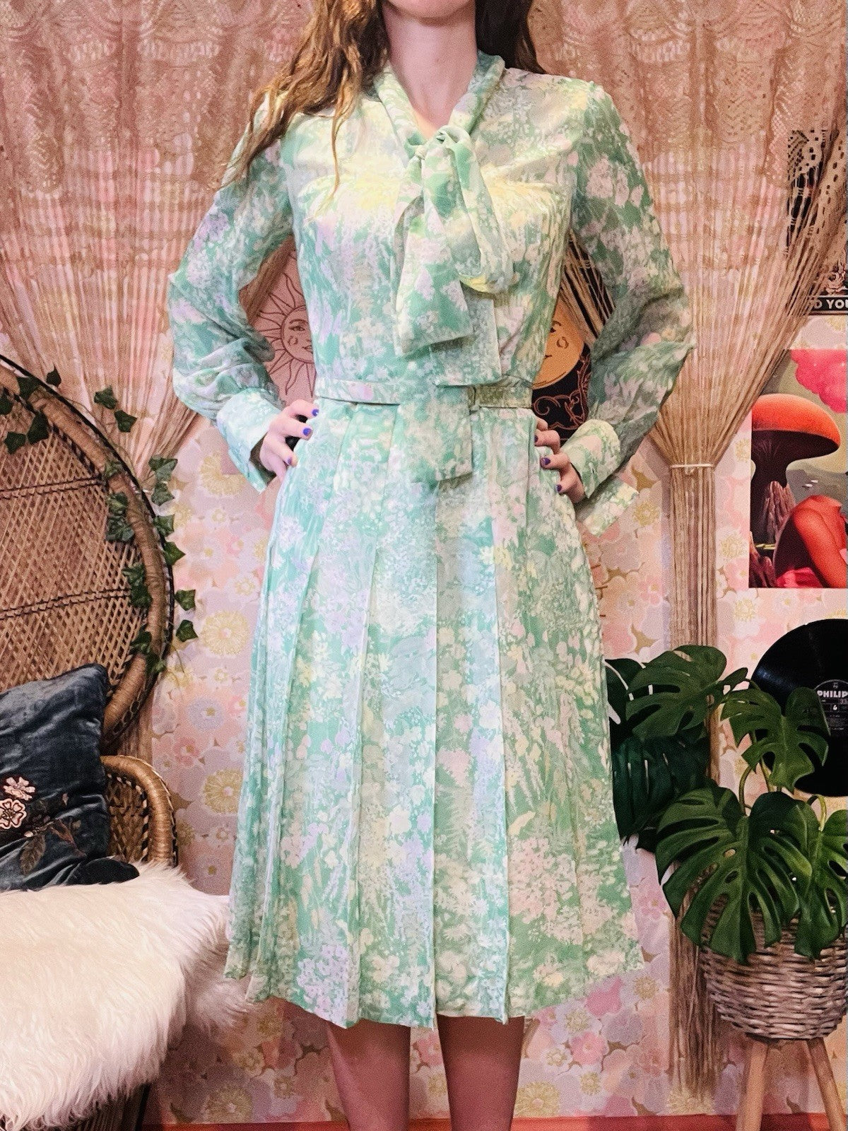 Vintage 1960s Shirt Dress Pleated Long Sleeve With Pussy Bow And Belt Green 12