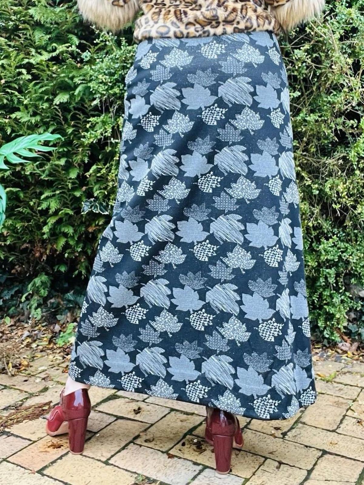 Vintage 1970s Long Skirt Autumn Leaf Print Silver Black Maxi Length Size 8