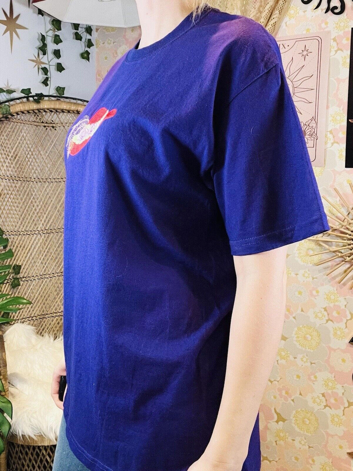Vintage 1980s T-shirt Gildan Activewear With Embroidered Design Size M Purple