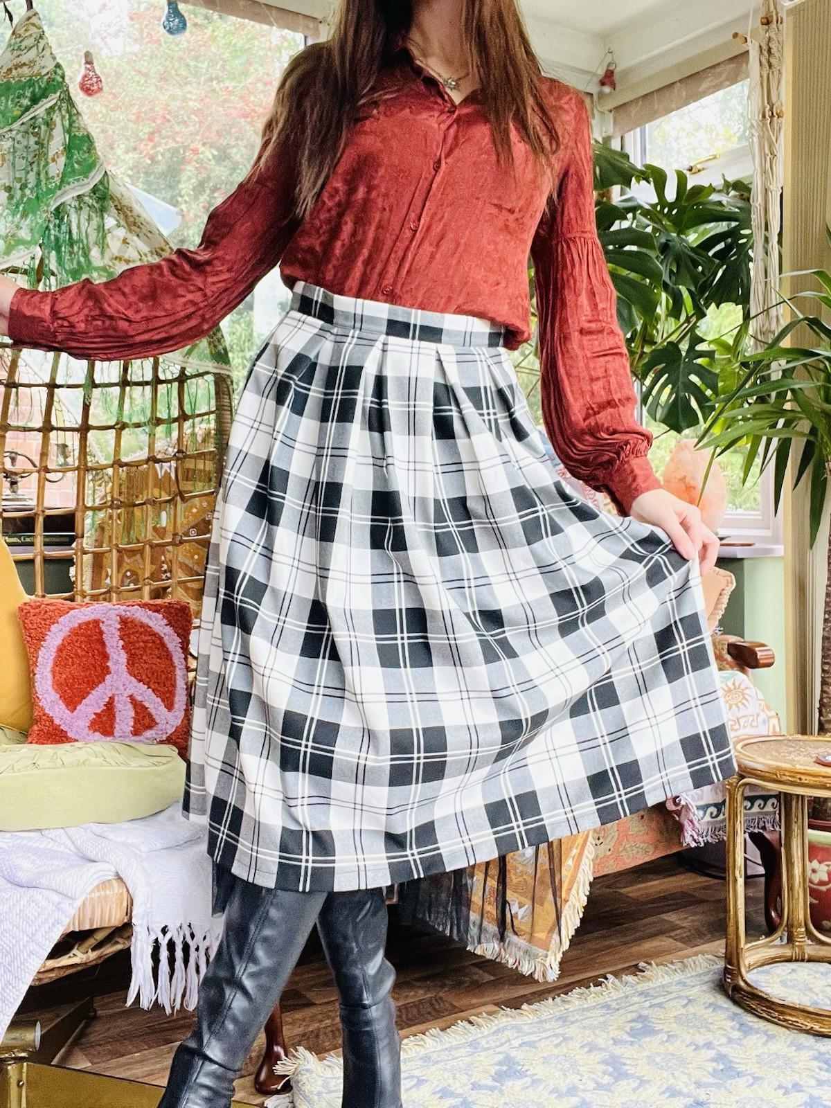 Vintage 1980s Plaid Skirt size 14 black white Pleated Check Tartan Kilt Style