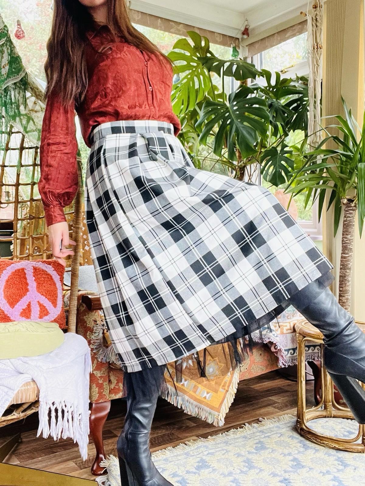 Vintage 1980s Plaid Skirt size 14 black white Pleated Check Tartan Kilt Style