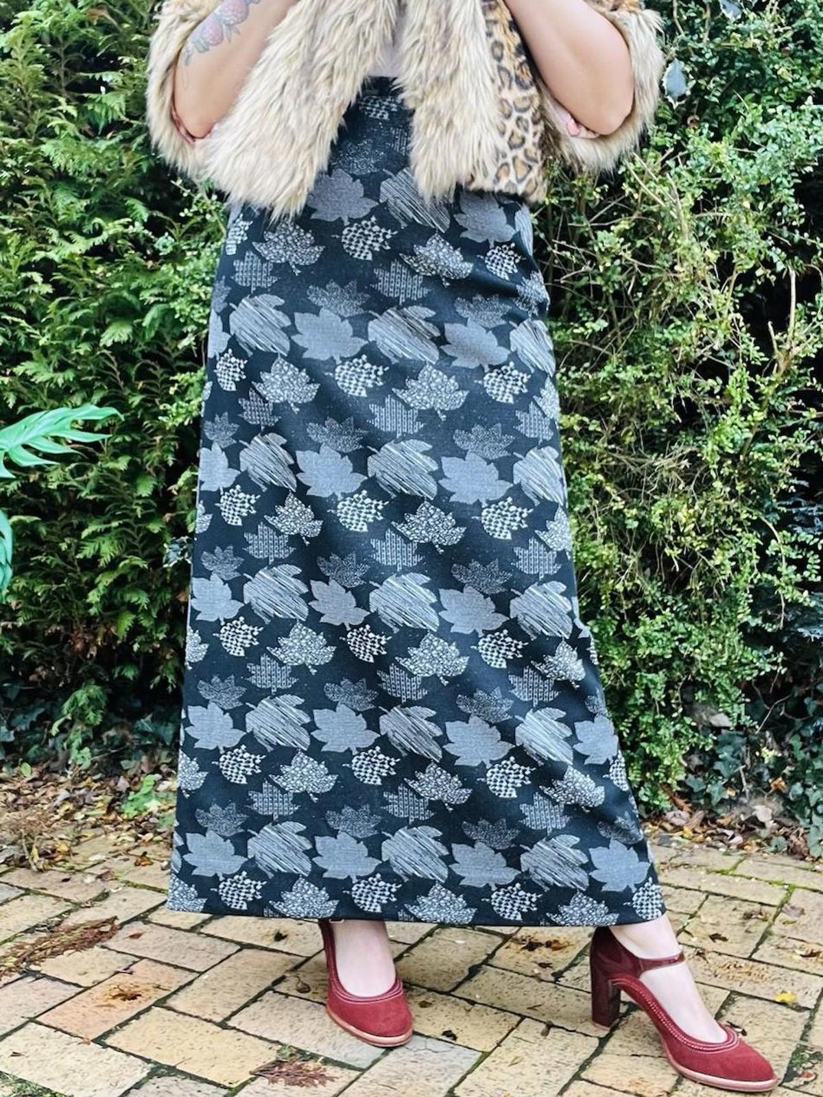 Vintage 1970s Long Skirt Autumn Leaf Print Silver Black Maxi Length Size 8