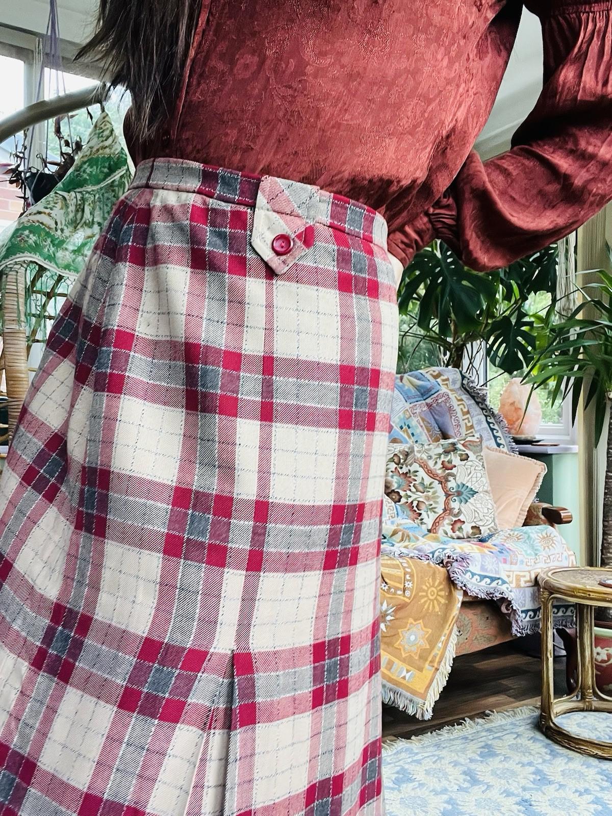 Vintage 70s Tartan Skirt size 16 Retro Pleated Plaid Midi Skirt High Waist beige