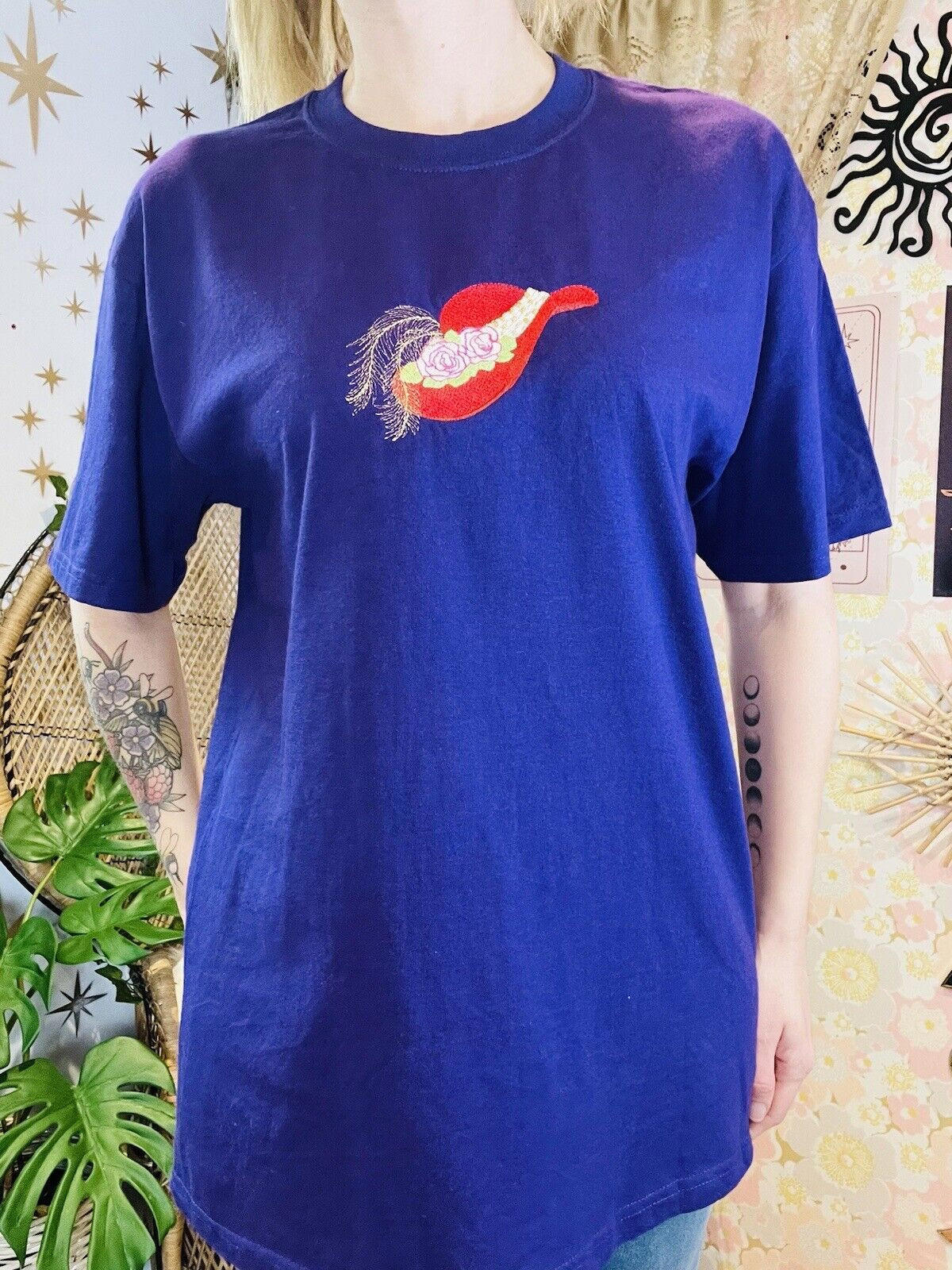 Vintage 1980s T-shirt Gildan Activewear With Embroidered Design Size M Purple