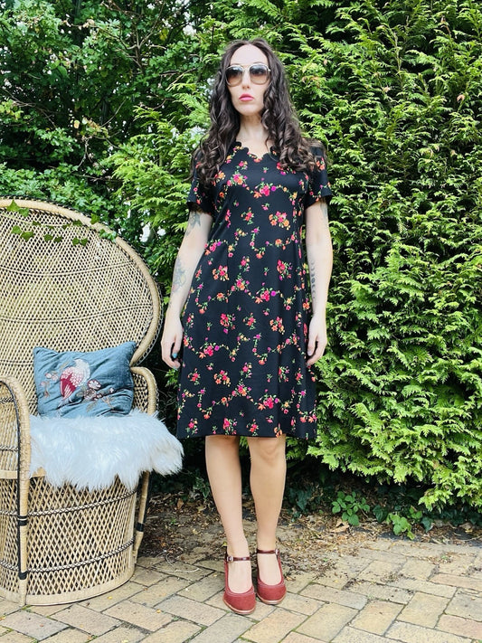 Vintage 1960s Flower Dress With Scallop V Neck Ditsy Floral Print Size 16