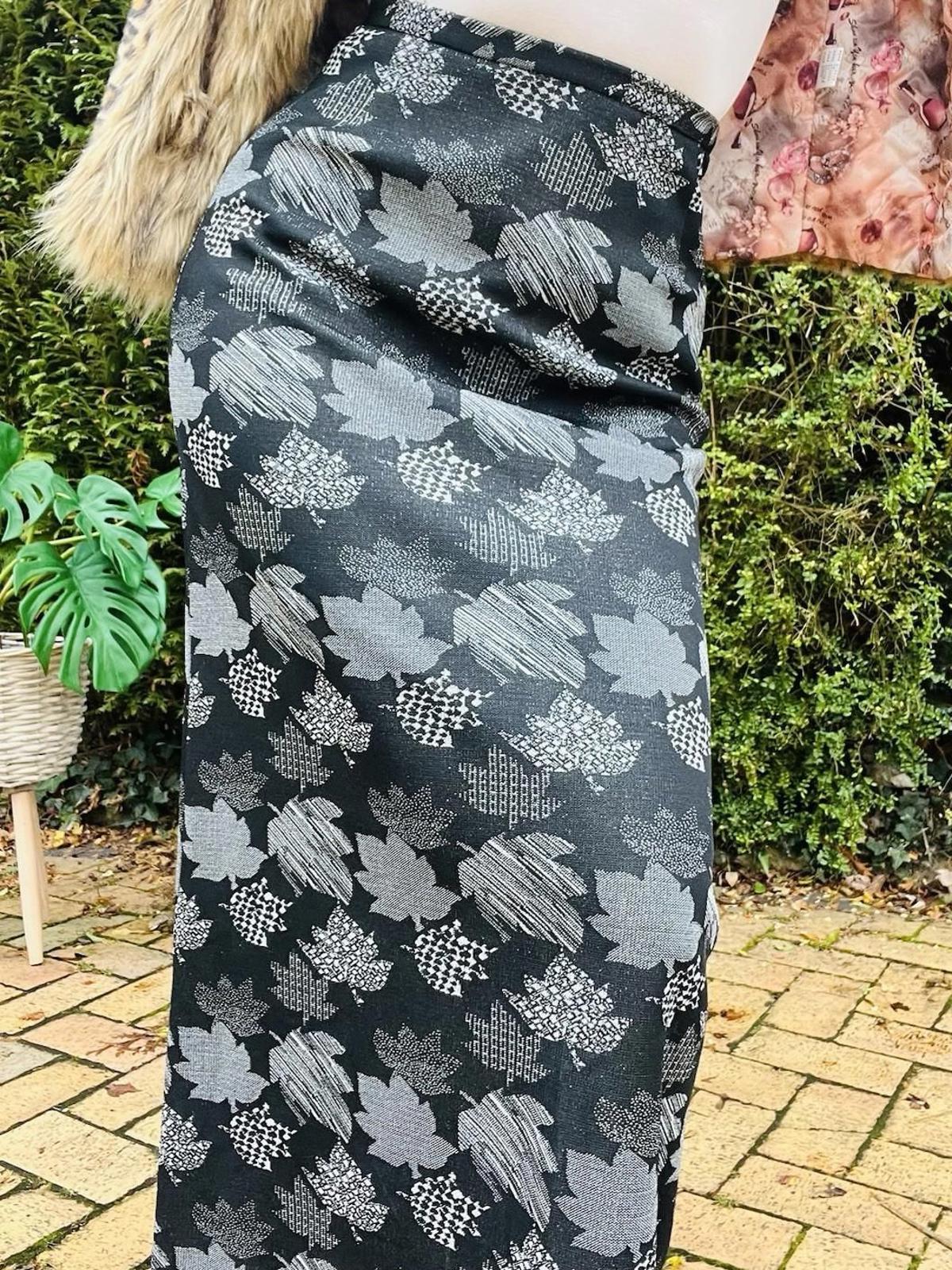 Vintage 1970s Long Skirt Autumn Leaf Print Silver Black Maxi Length Size 8