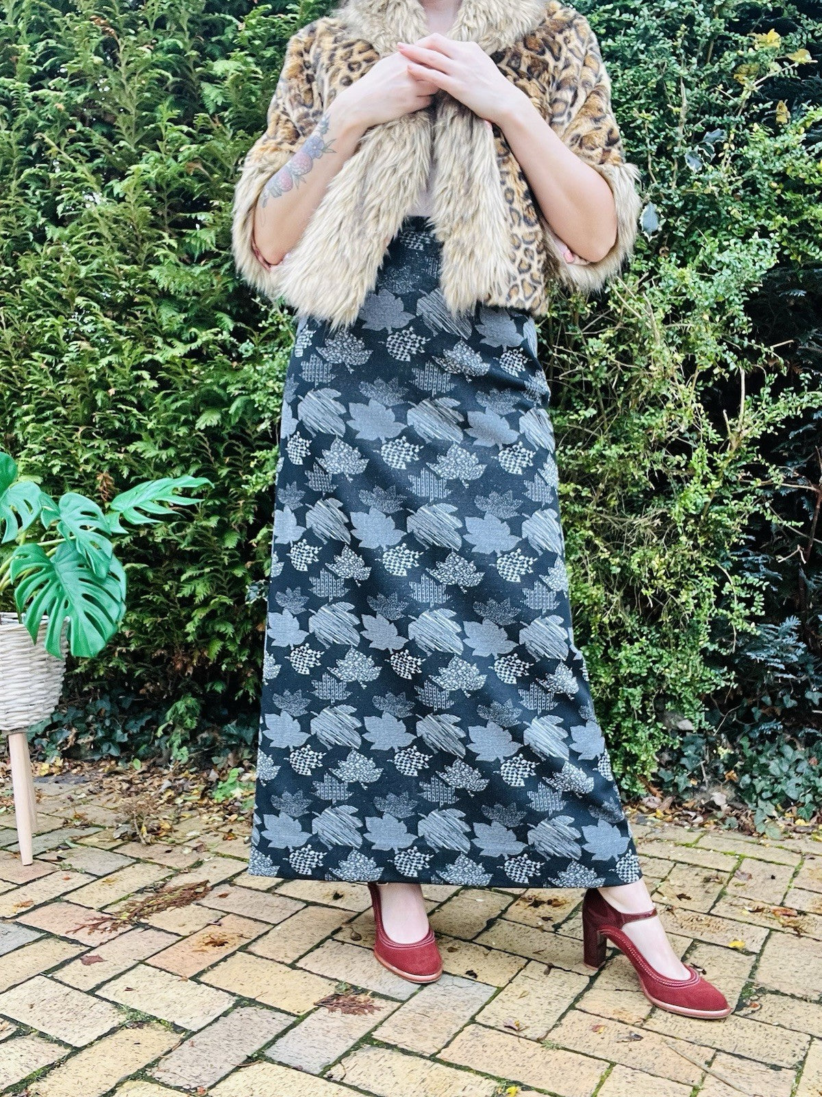 Vintage 70s Long Skirt Autumn Leaf Print Silver Black Maxi Length Size 8