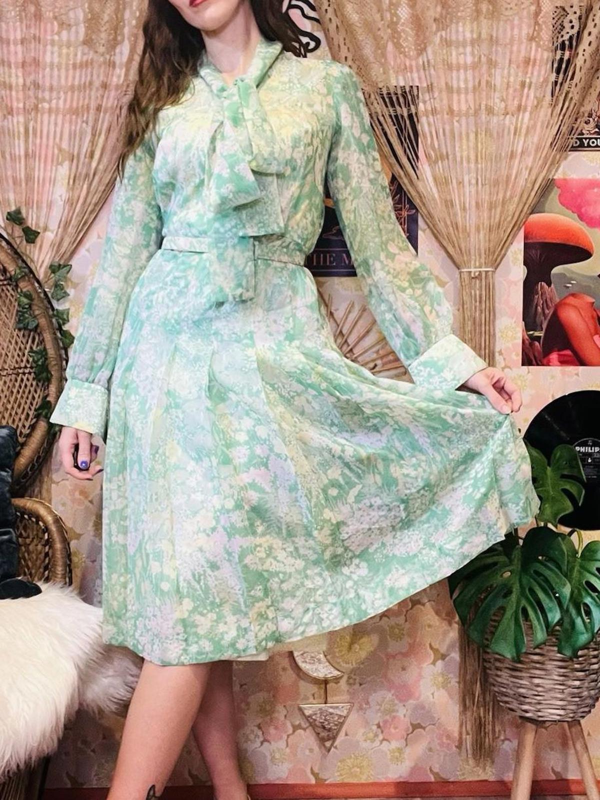 Vintage 1960s Shirt Dress Pleated Long Sleeve With Pussy Bow And Belt Green 12