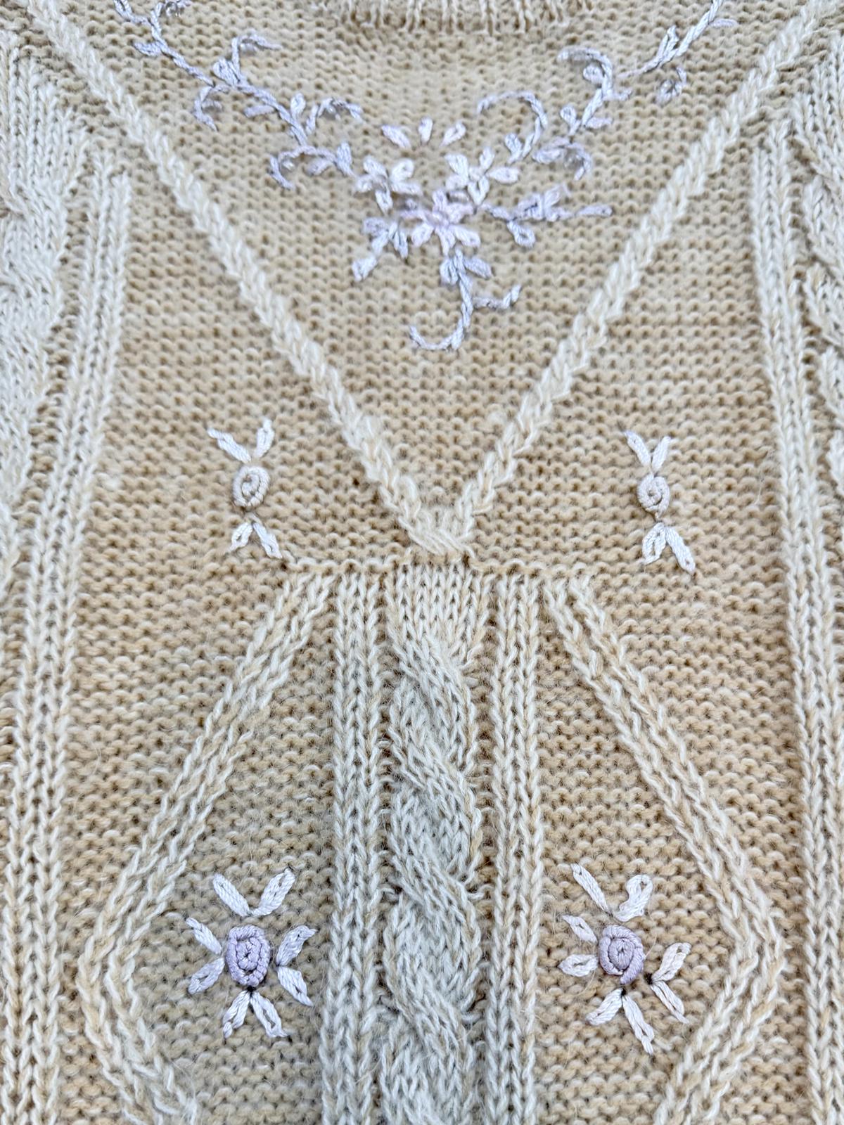Vintage 1990s Knit Jumper Beige Knitted Sweater floral Embroidered  12 to 14