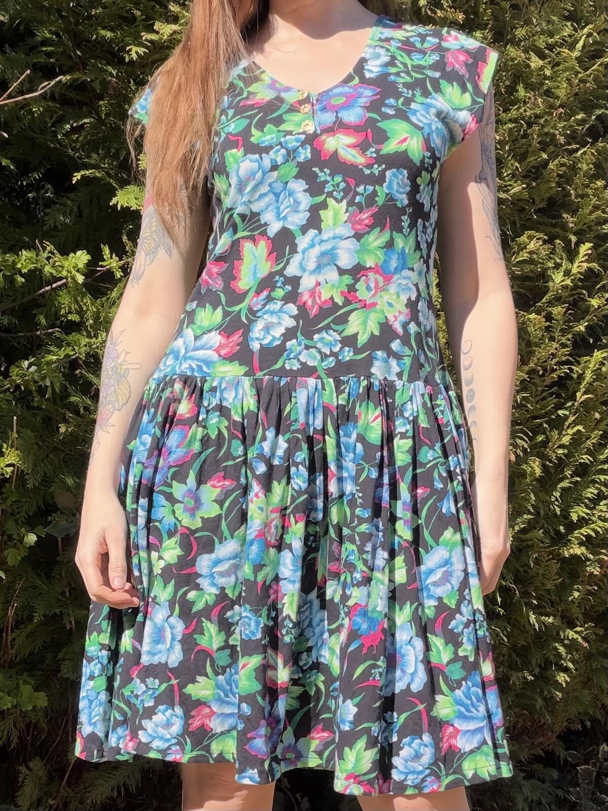 Vintage 1980s summer Dress Floral Patterned V Neck Dress with Button Detail 12
