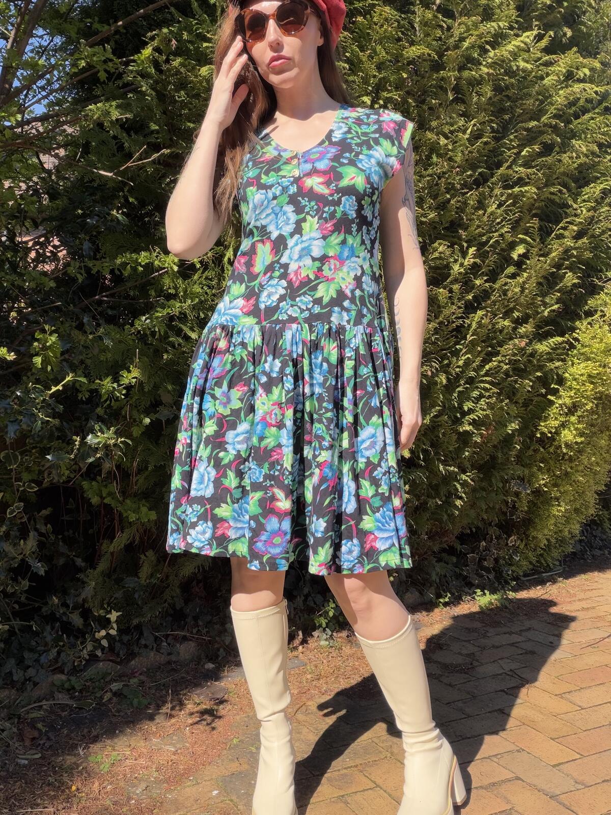 Vintage 1980s summer Dress Floral Patterned V Neck Dress with Button Detail 12