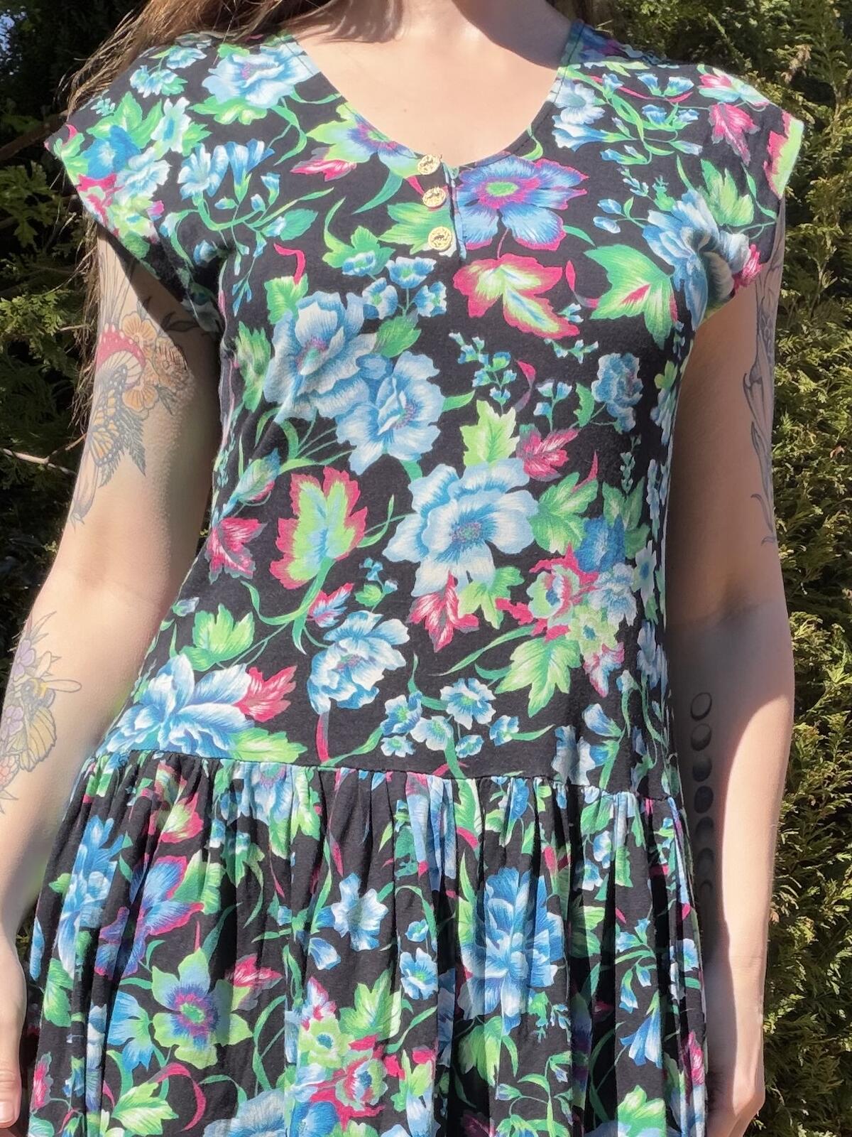 Vintage 1980s summer Dress Floral Patterned V Neck Dress with Button Detail 12
