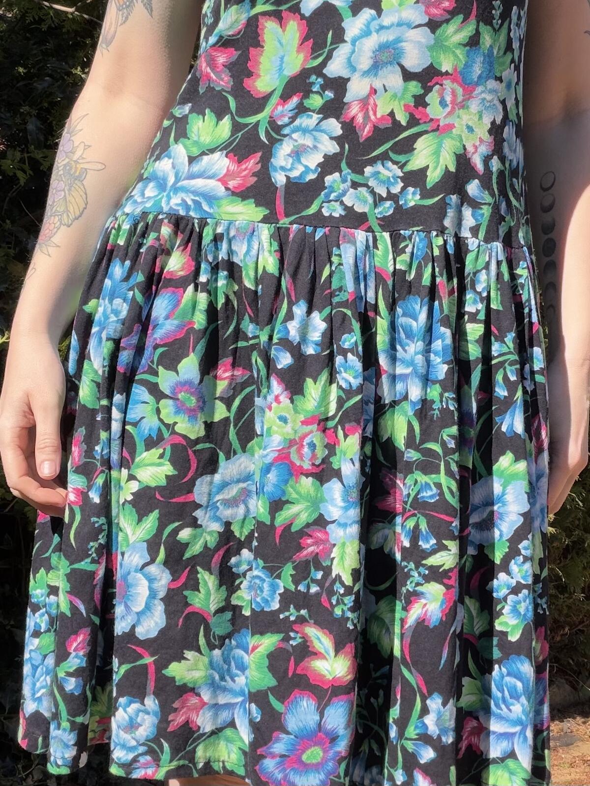 Vintage 1980s summer Dress Floral Patterned V Neck Dress with Button Detail 12