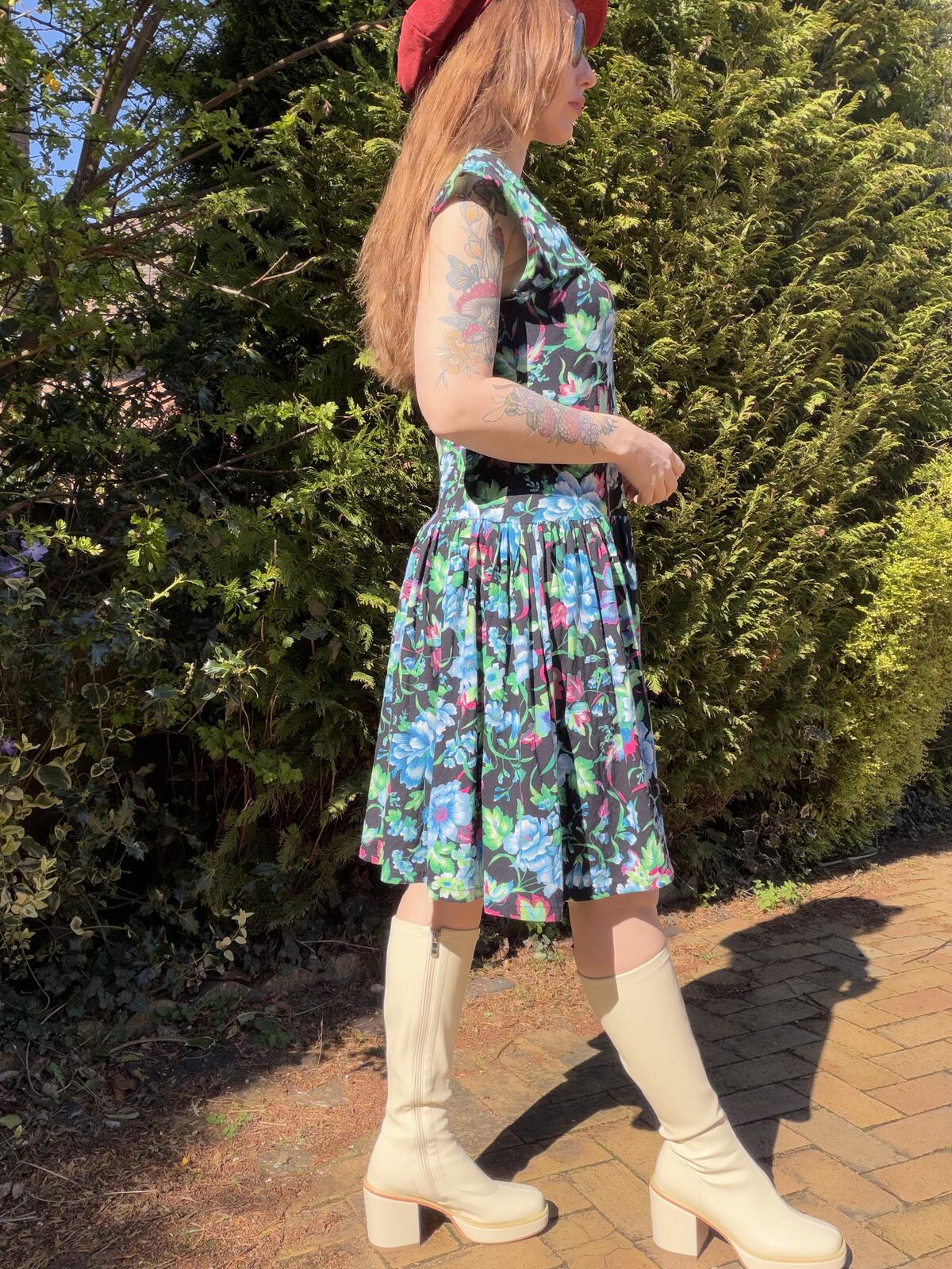 Vintage 1980s summer Dress Floral Patterned V Neck Dress with Button Detail 12