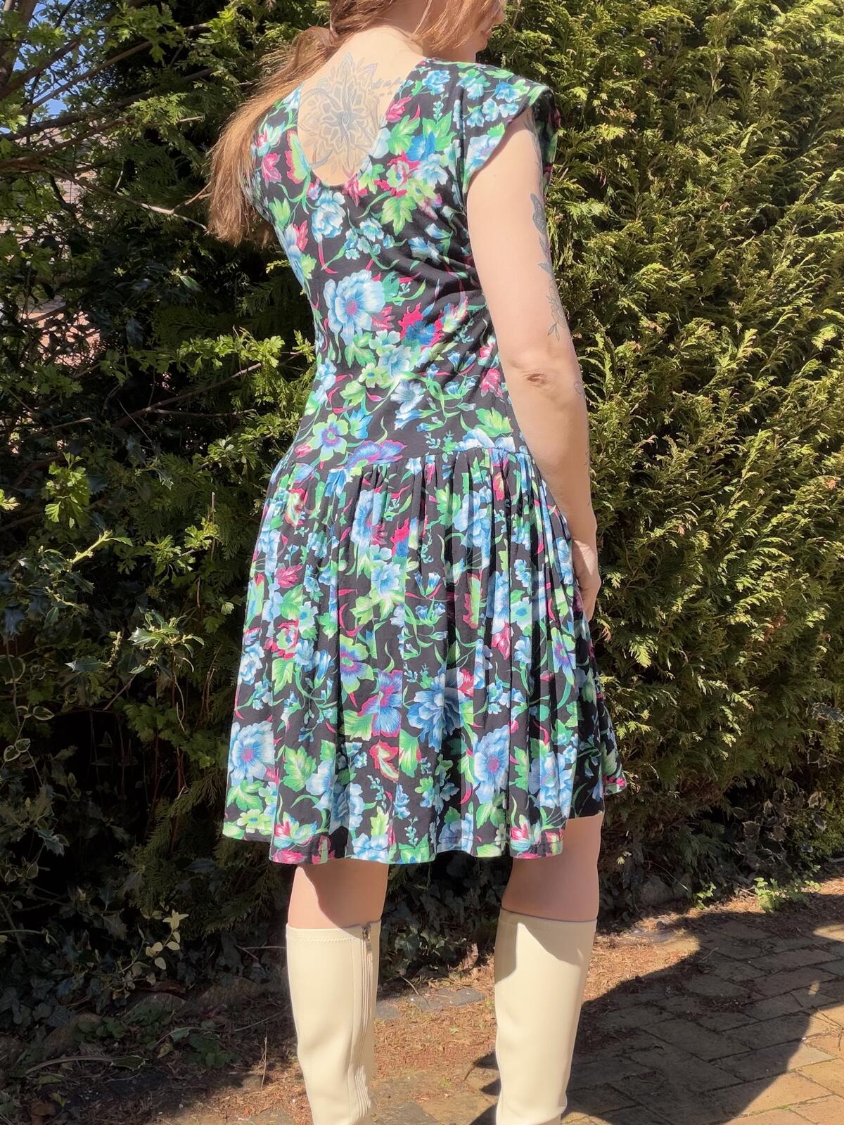 Vintage 1980s summer Dress Floral Patterned V Neck Dress with Button Detail 12