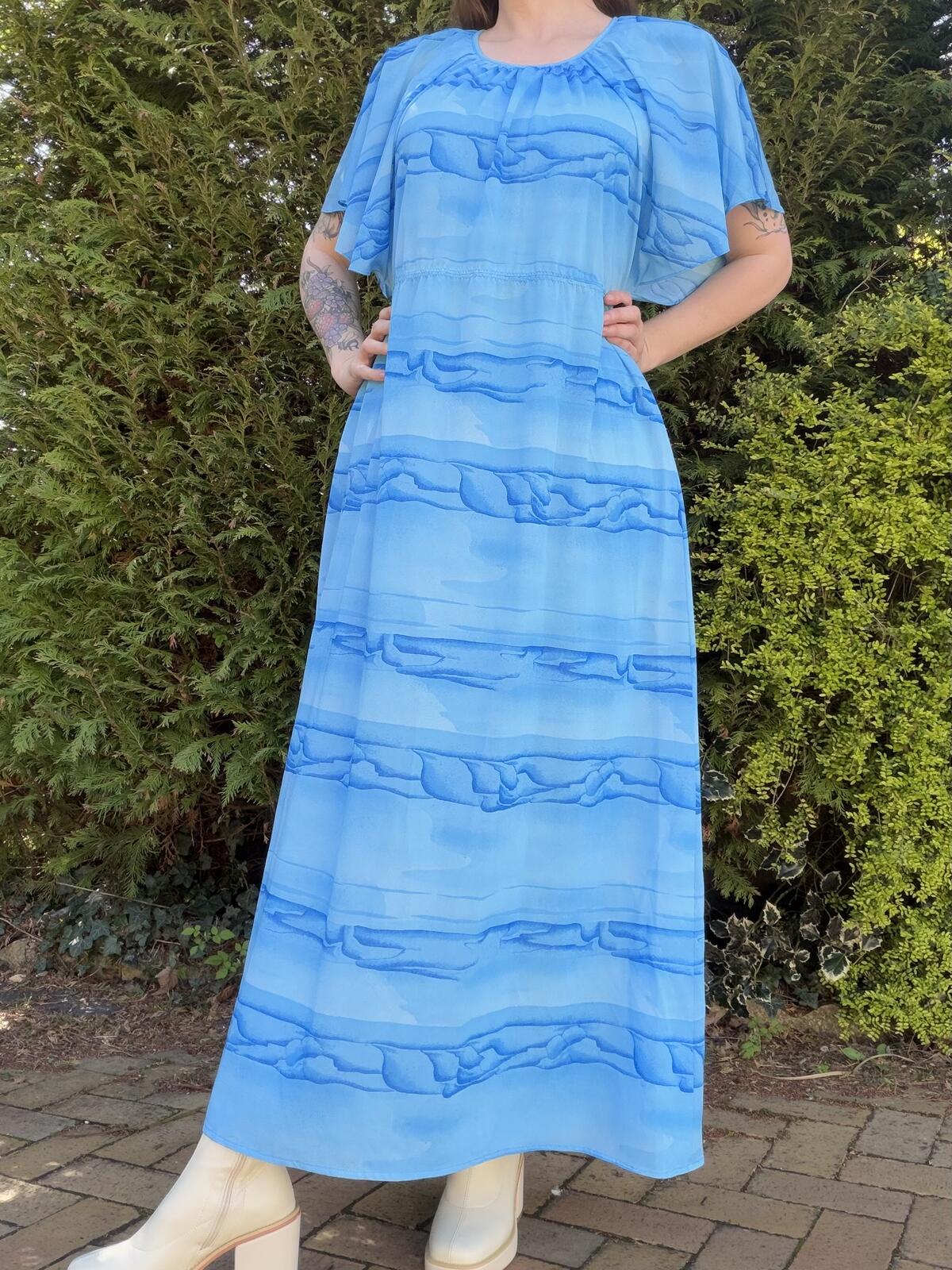 Vintage 1970s Maxi Dress Light Blue Long Dress with Abstract Wave Pattern 12