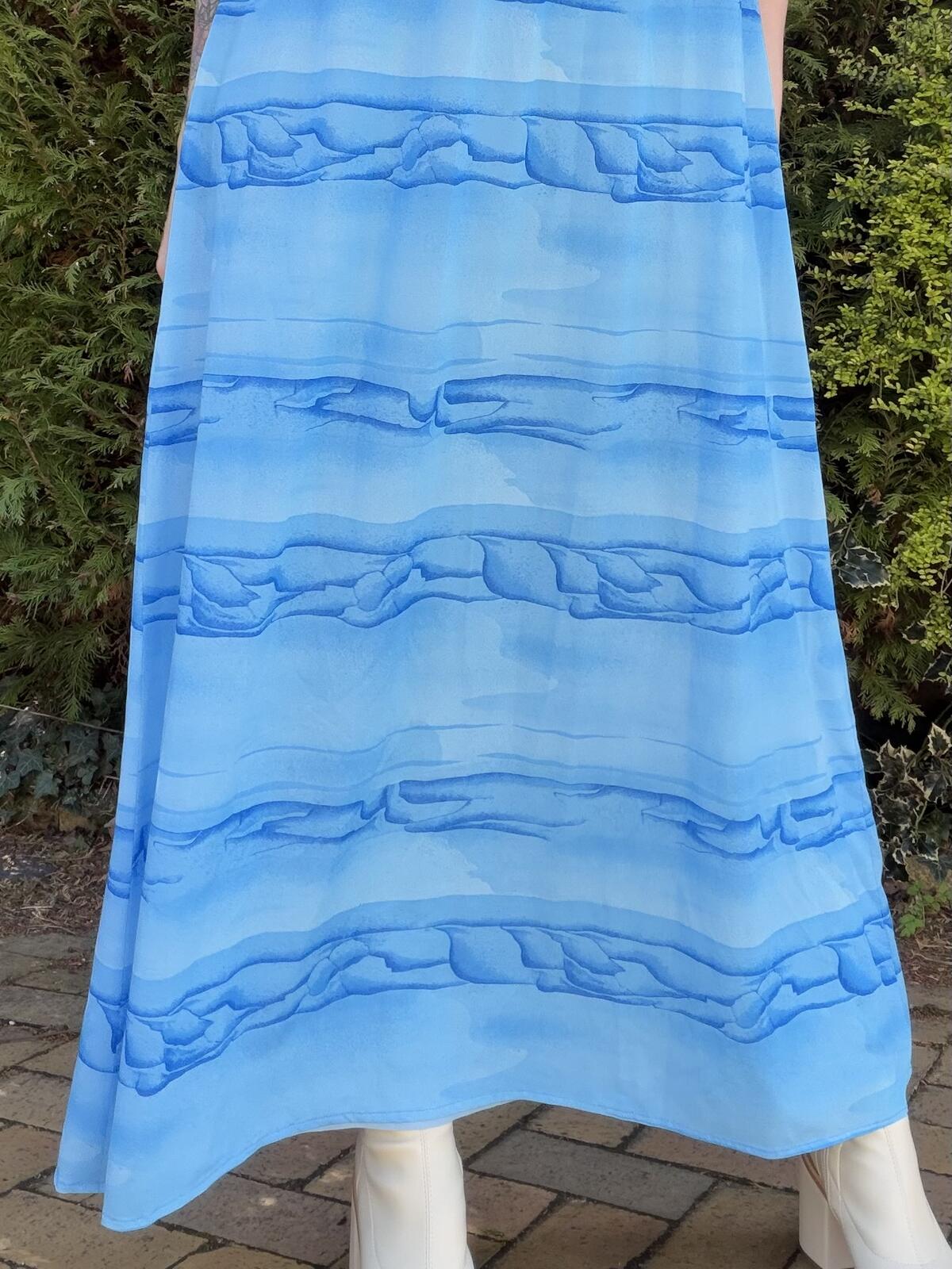 Vintage 1970s Maxi Dress Light Blue Long Dress with Abstract Wave Pattern 12