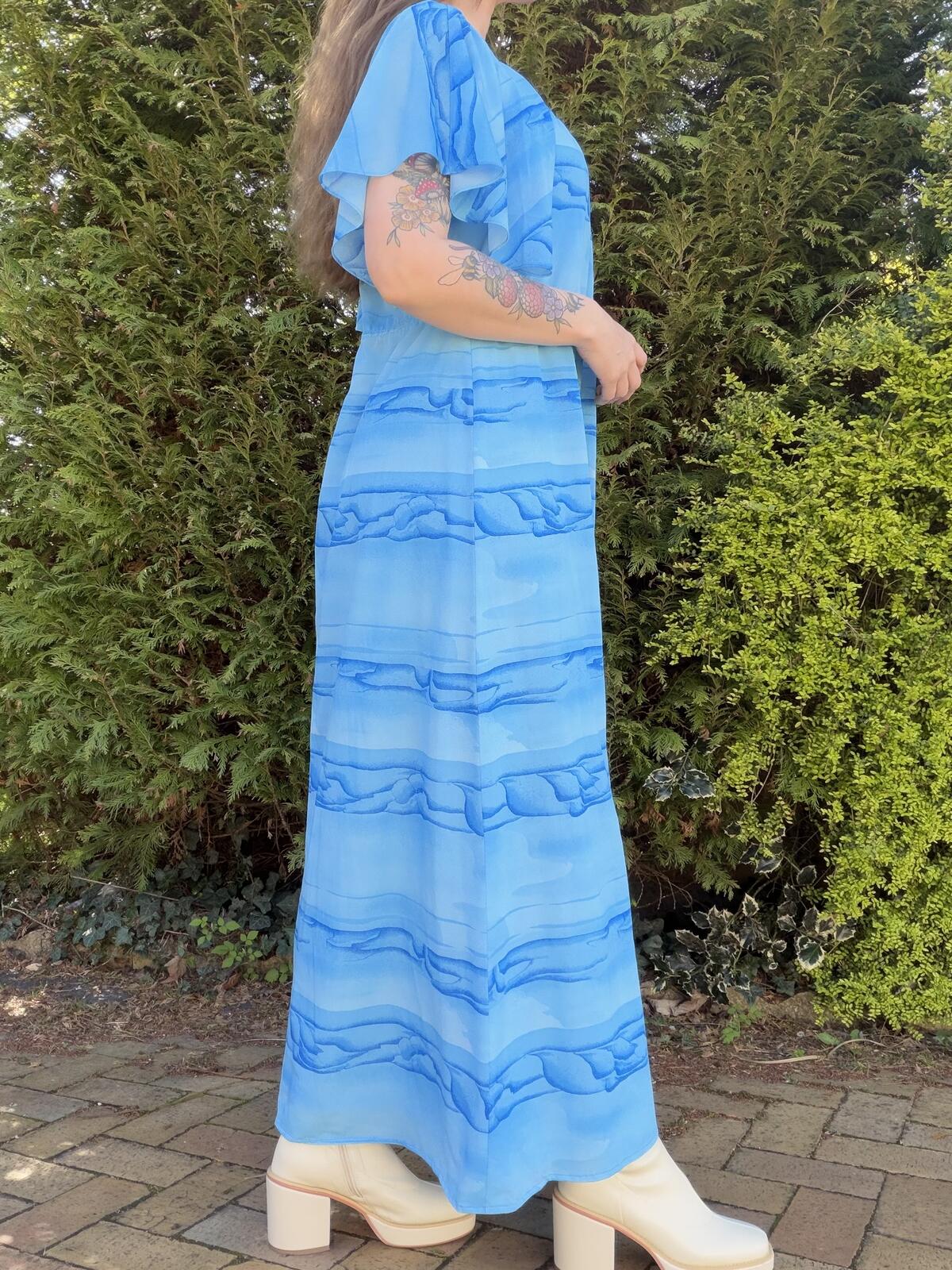 Vintage 1970s Maxi Dress Light Blue Long Dress with Abstract Wave Pattern 12