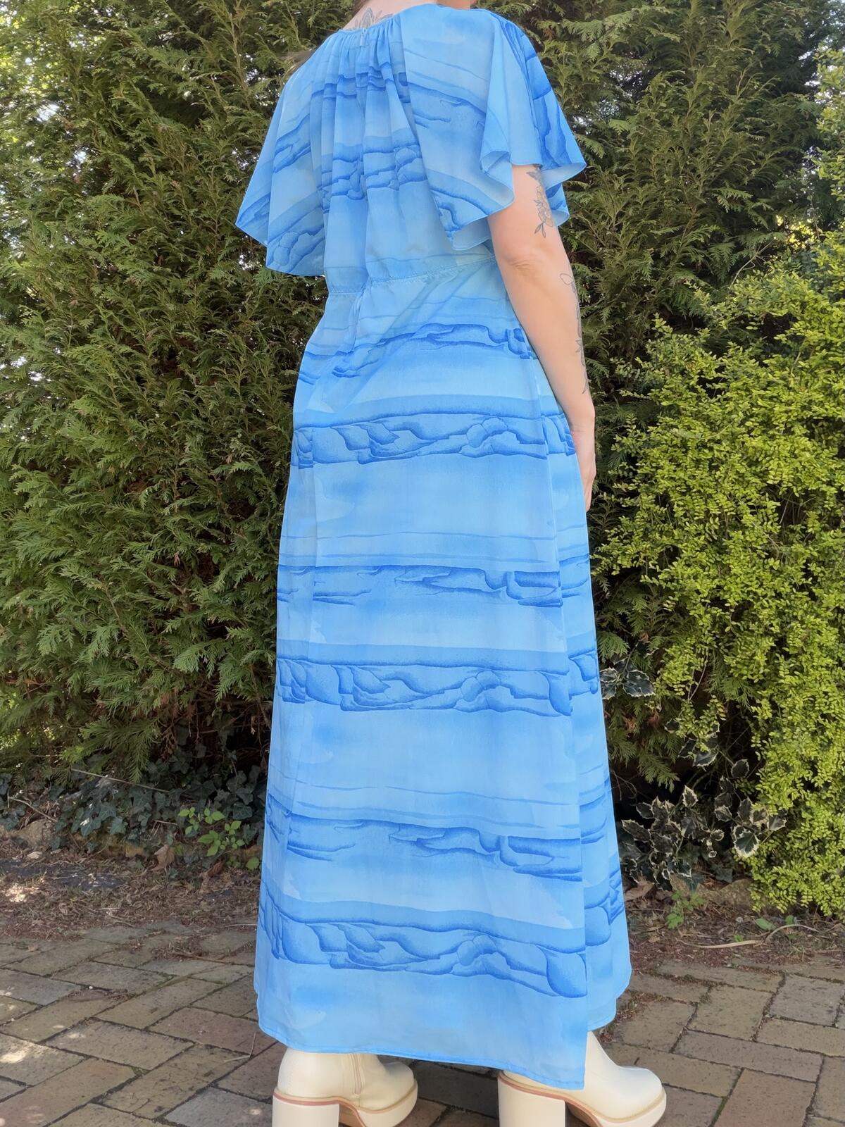 Vintage 1970s Maxi Dress Light Blue Long Dress with Abstract Wave Pattern 12