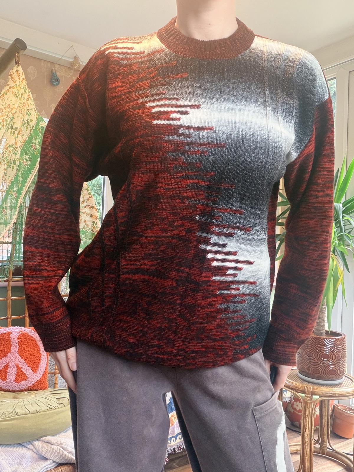 Vintage 1980s retro jumper size M Crew neck Sweater in Red and Grey Gradient