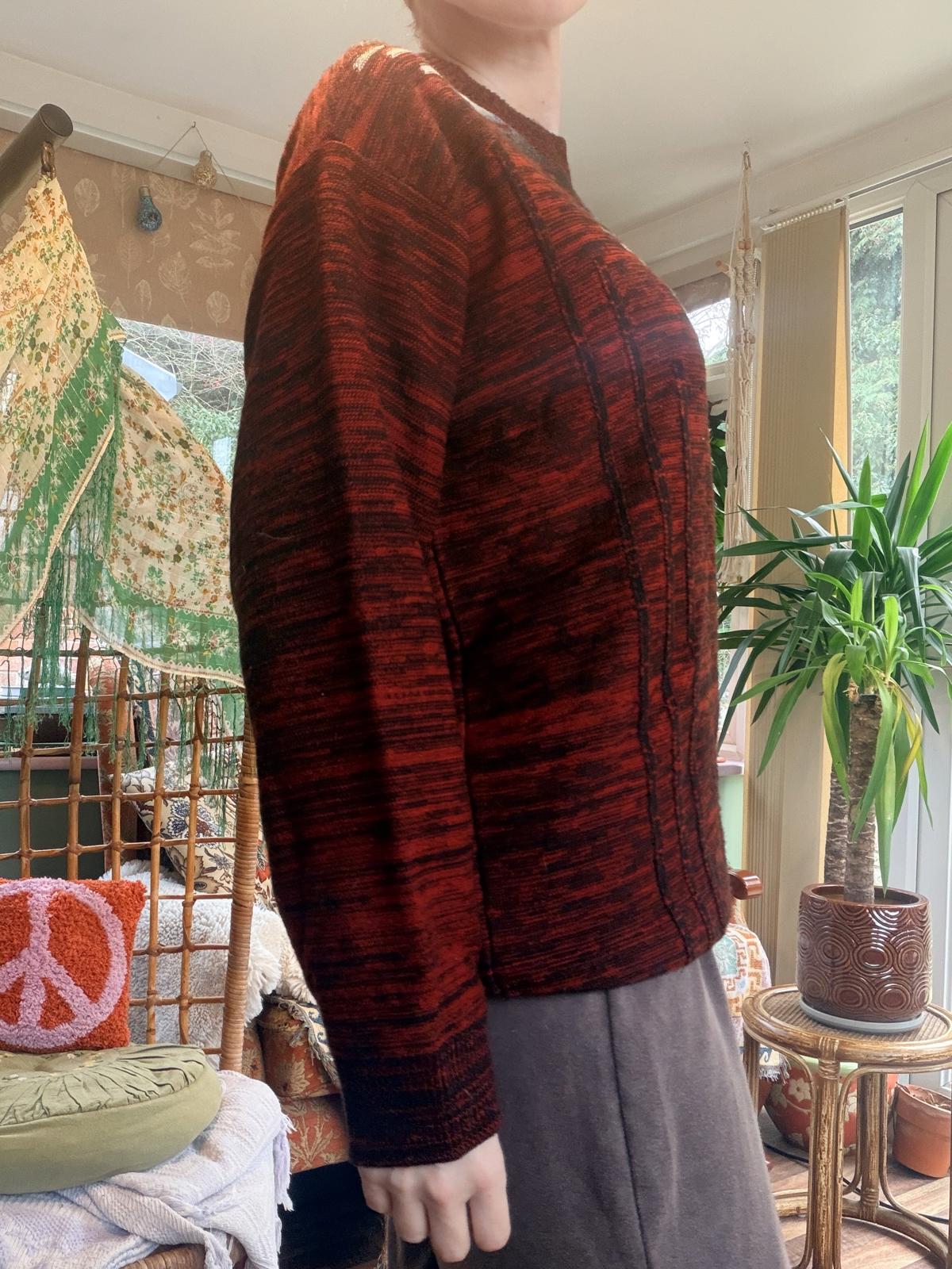 Vintage 1980s retro jumper size M Crew neck Sweater in Red and Grey Gradient