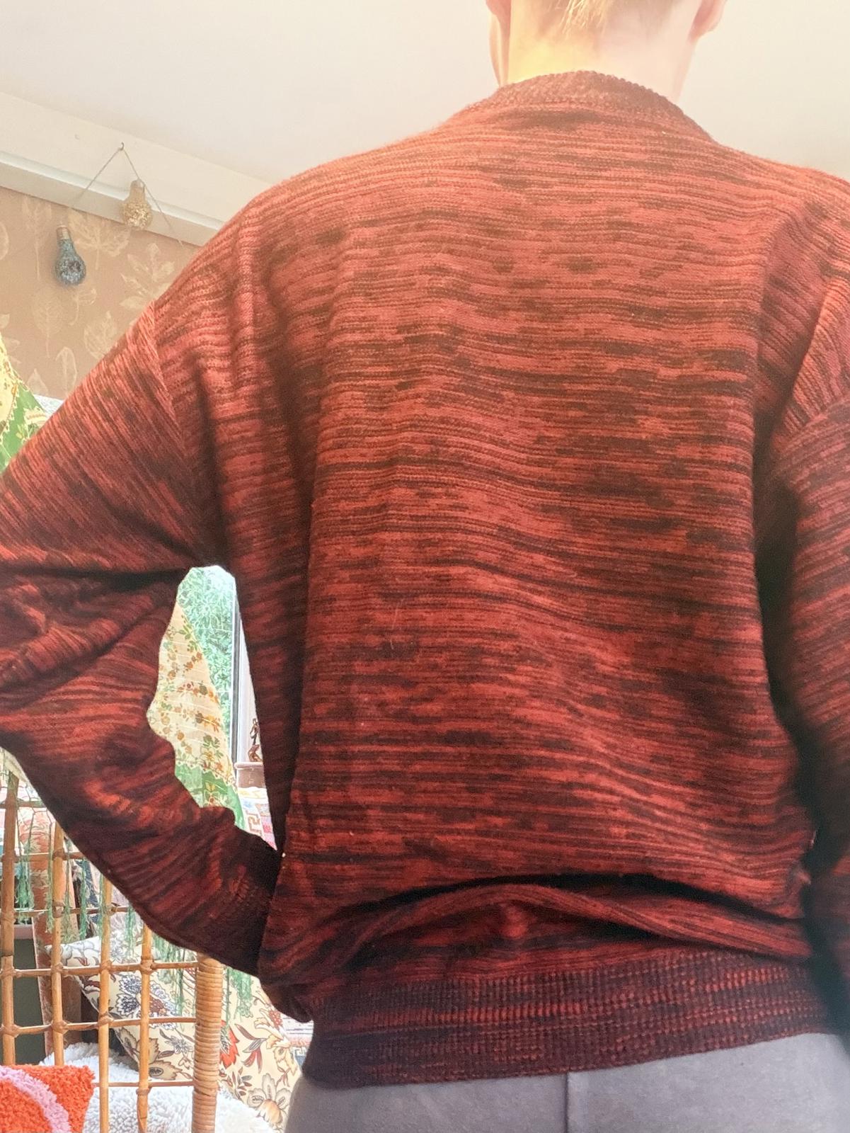 Vintage 1980s retro jumper size M Crew neck Sweater in Red and Grey Gradient