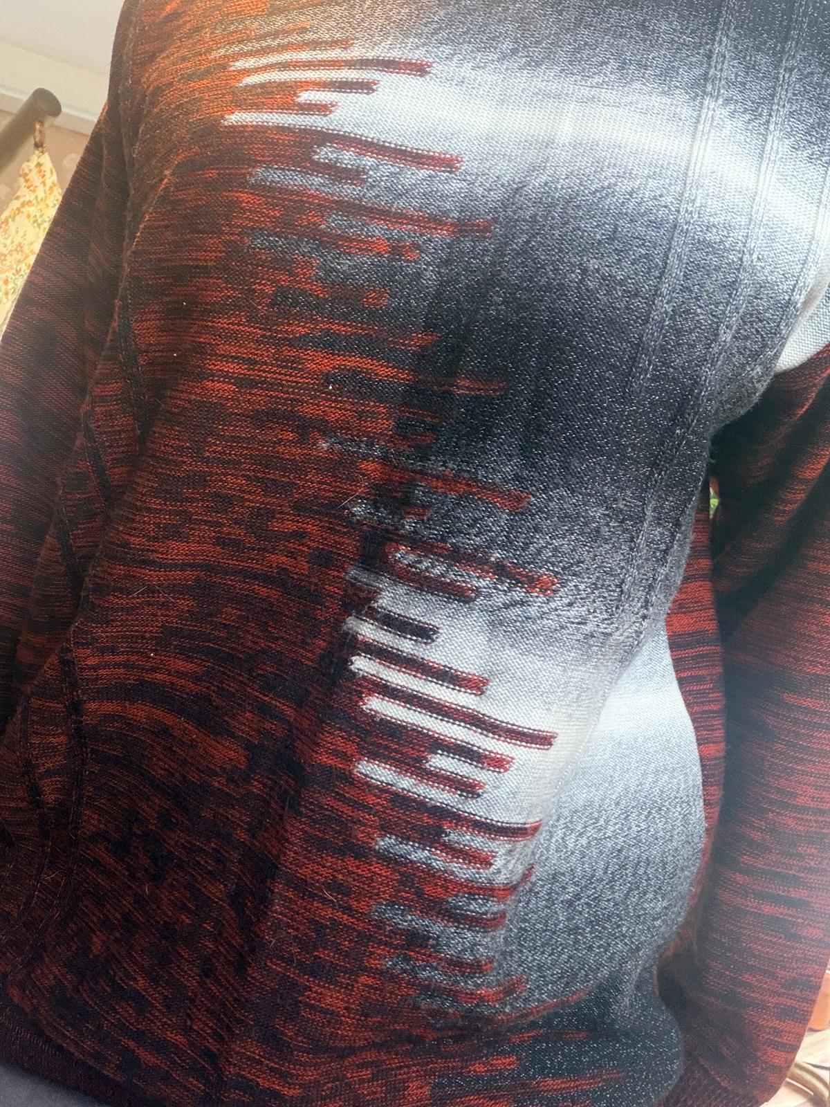 Vintage 1980s retro jumper size M Crew neck Sweater in Red and Grey Gradient