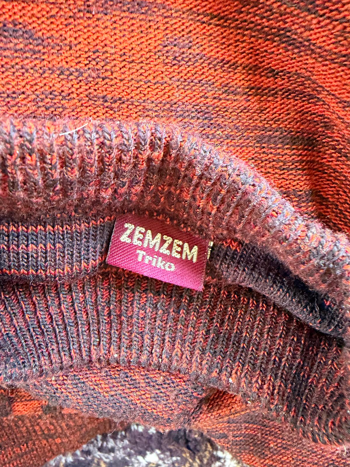 Vintage 1980s retro jumper size M Crew neck Sweater in Red and Grey Gradient