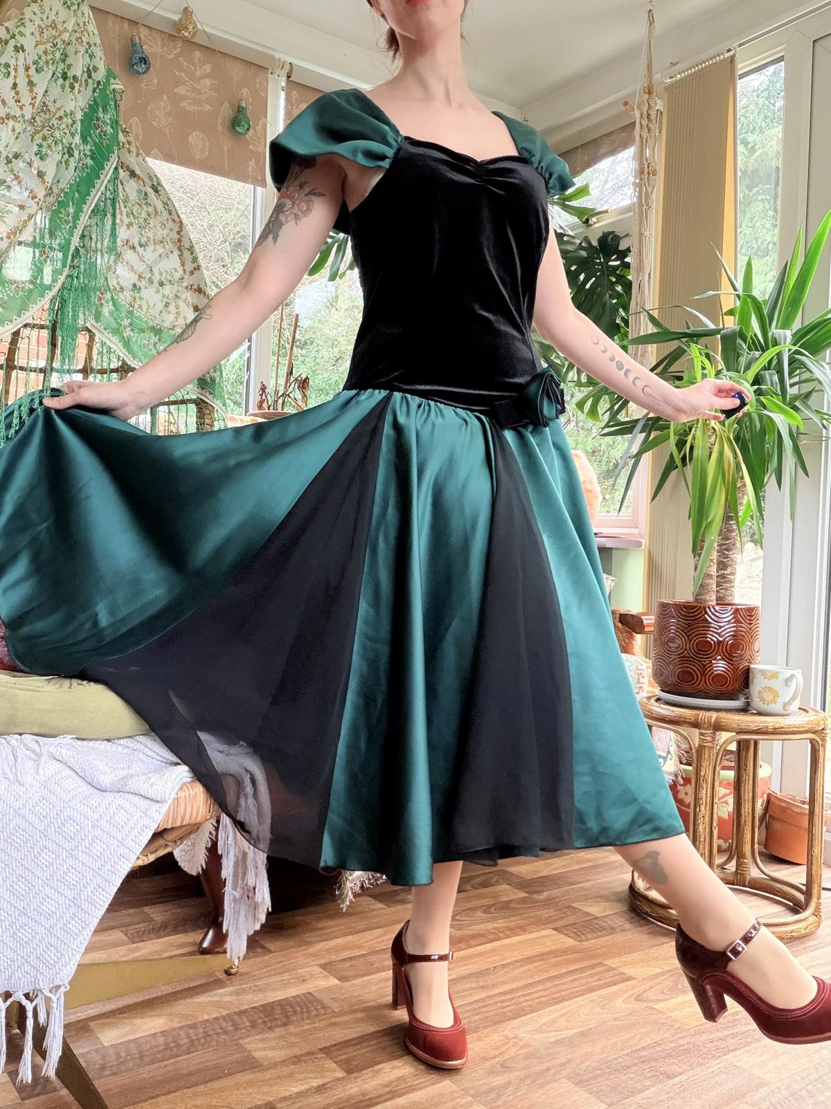 Vintage 1990s cocktail dress size 14 Black and Green velvet Dress cap sleeves