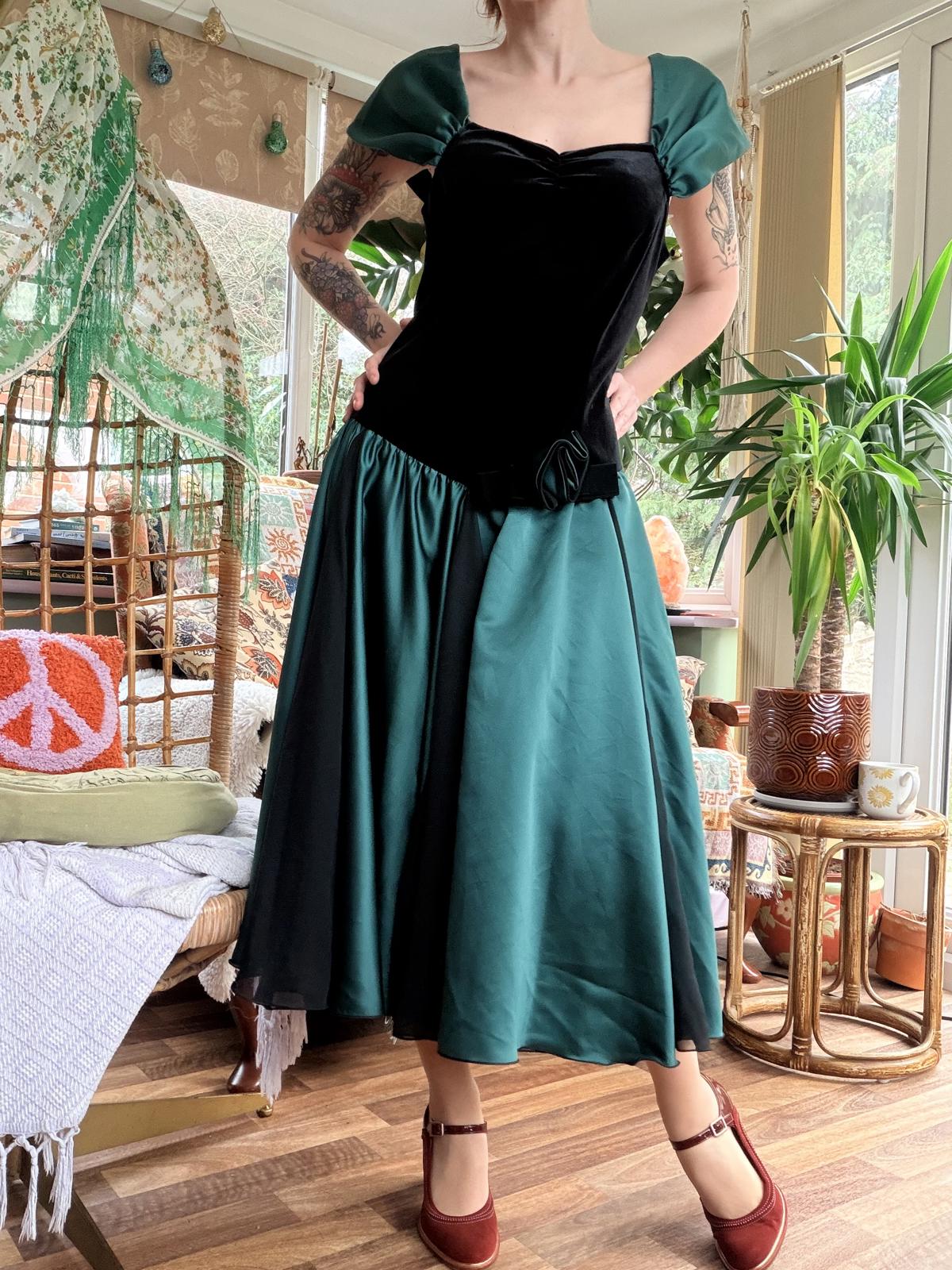 Vintage 1990s cocktail dress size 14 Black and Green velvet Dress cap sleeves