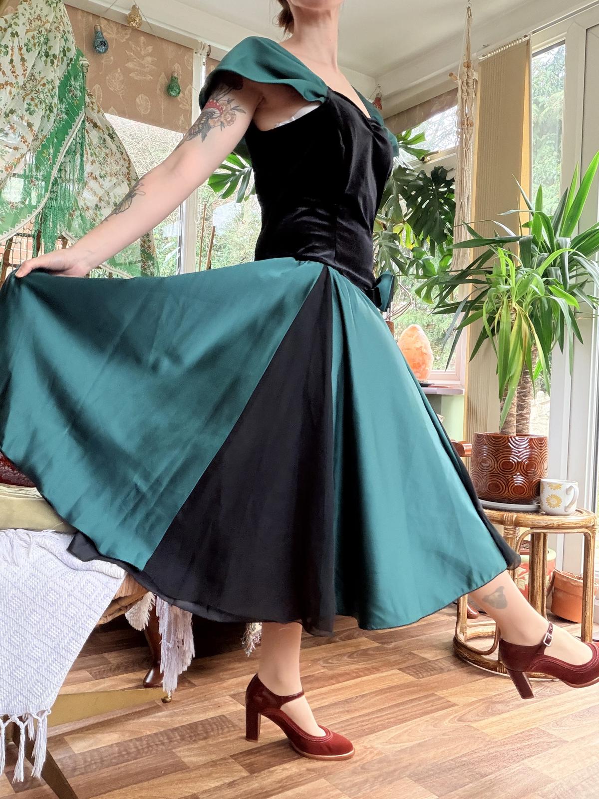 Vintage 1990s cocktail dress size 14 Black and Green velvet Dress cap sleeves