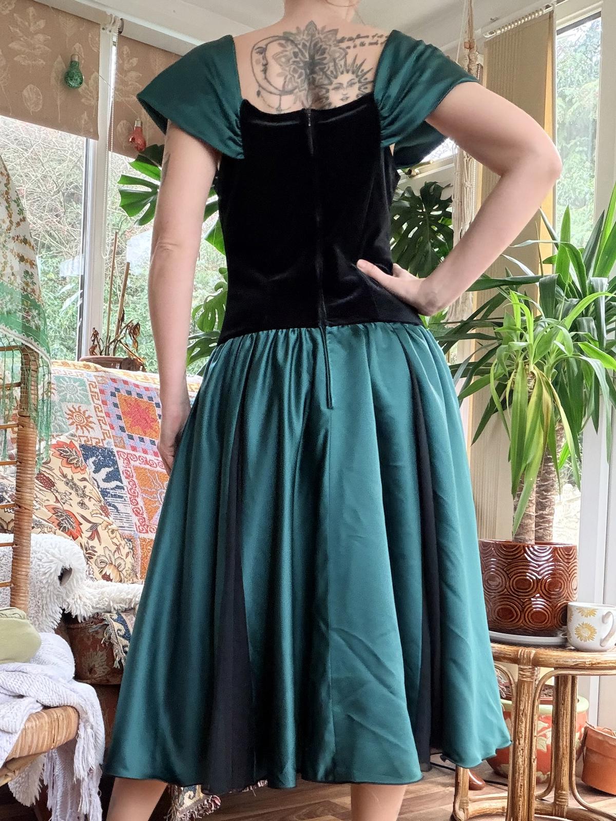 Vintage 1990s cocktail dress size 14 Black and Green velvet Dress cap sleeves