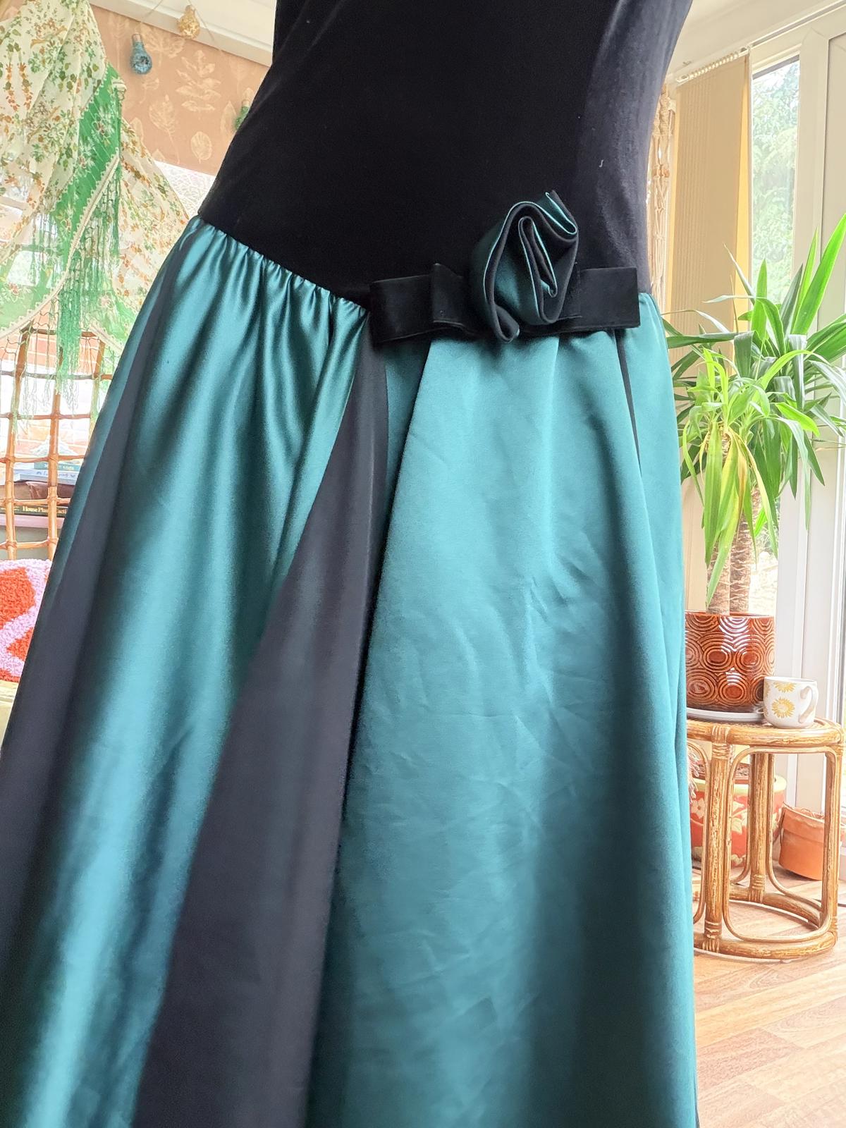 Vintage 1990s cocktail dress size 14 Black and Green velvet Dress cap sleeves