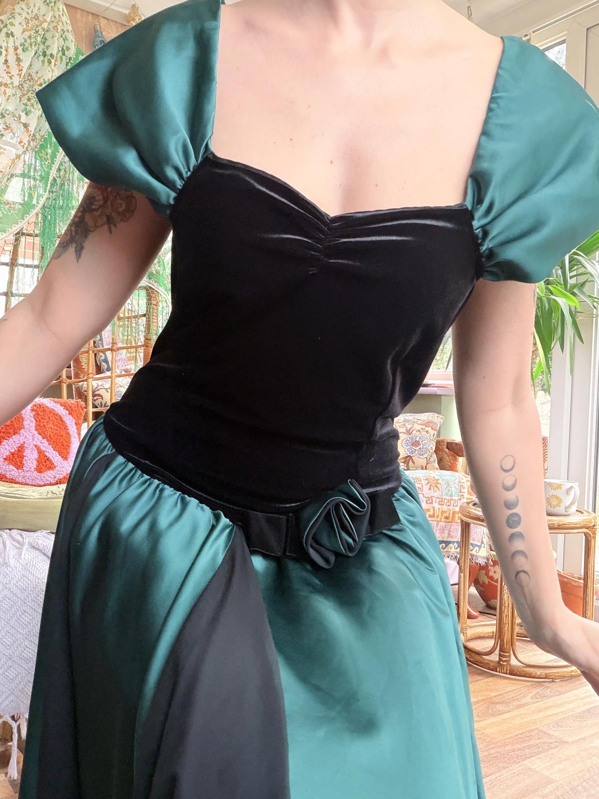 Vintage 1990s cocktail dress size 14 Black and Green velvet Dress cap sleeves