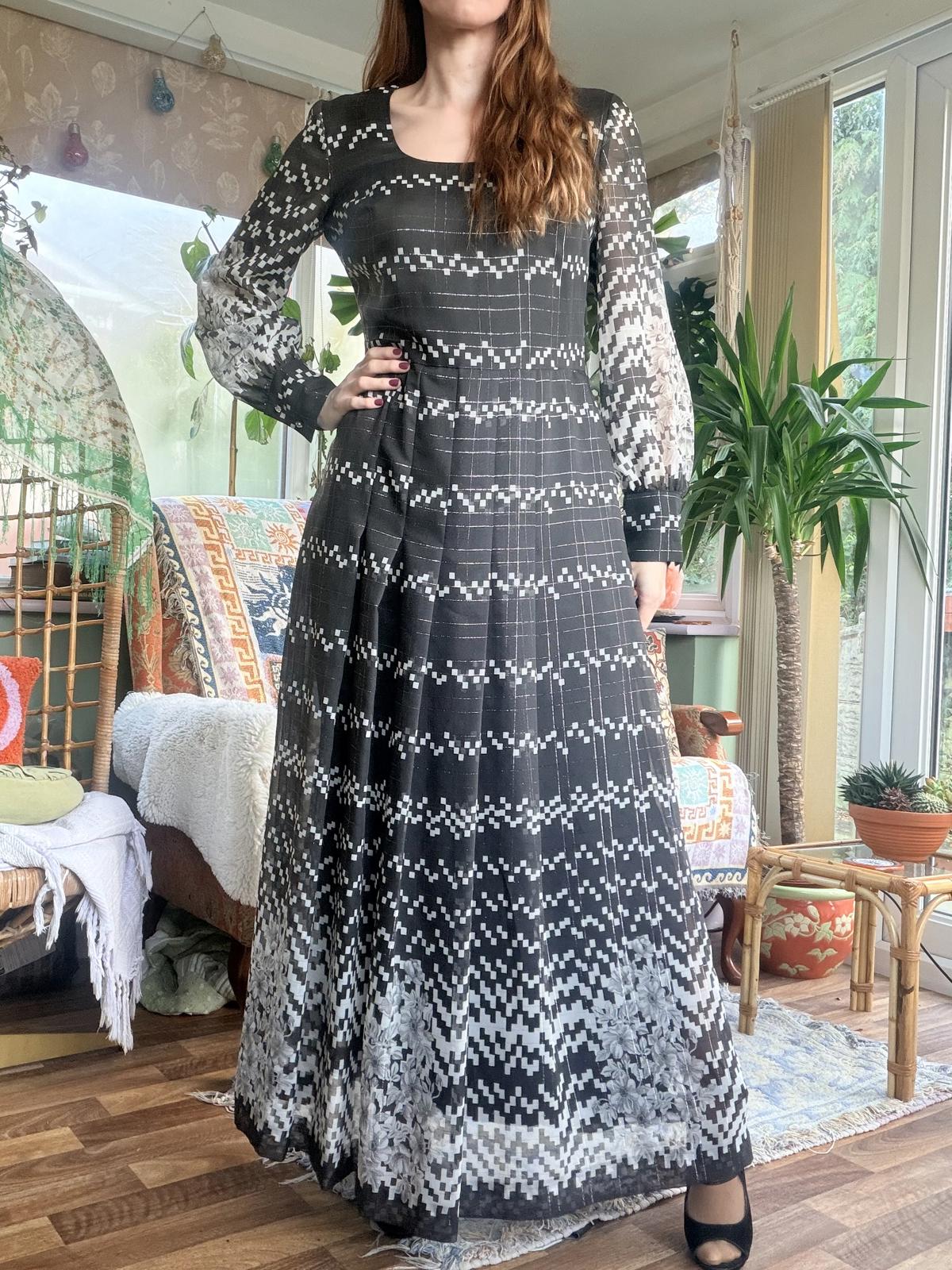 vintage 1970s maxi dress size 14 Long Black and White pleated preppy