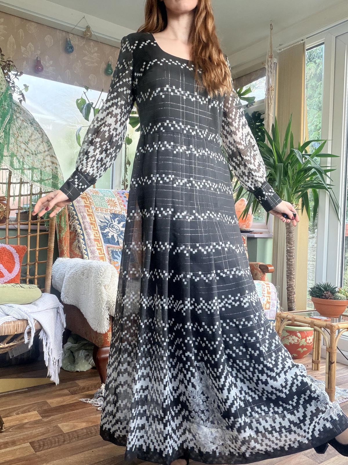 vintage 1970s maxi dress size 14 Long Black and White pleated preppy