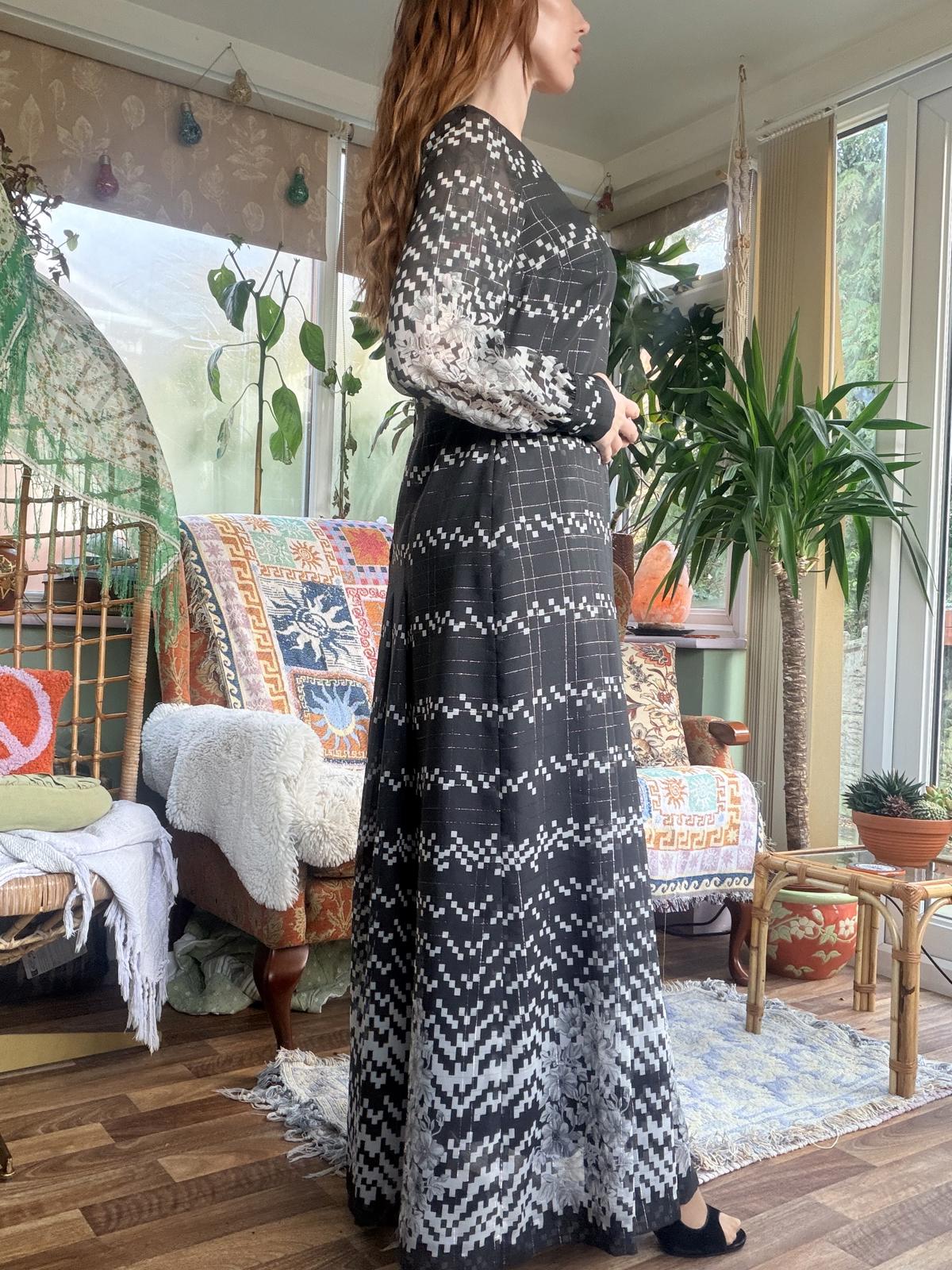 vintage 1970s maxi dress size 14 Long Black and White pleated preppy