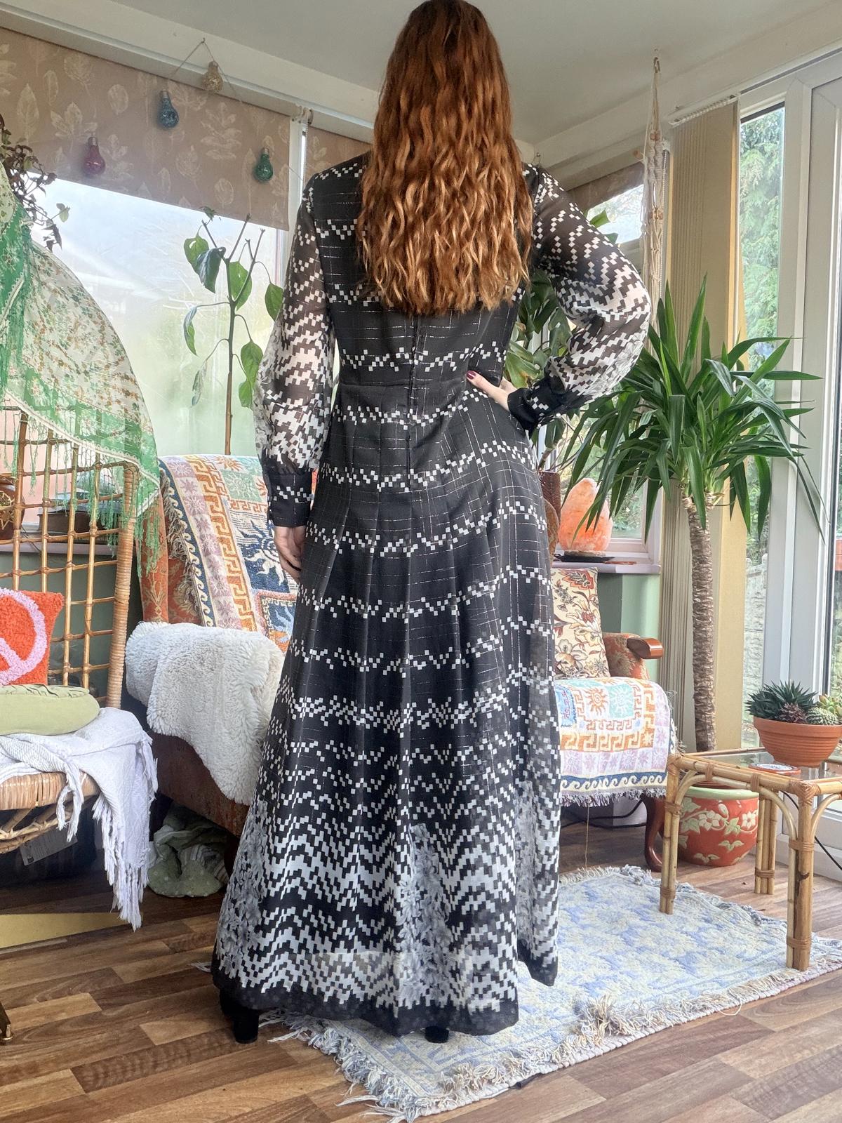 vintage 1970s maxi dress size 14 Long Black and White pleated preppy